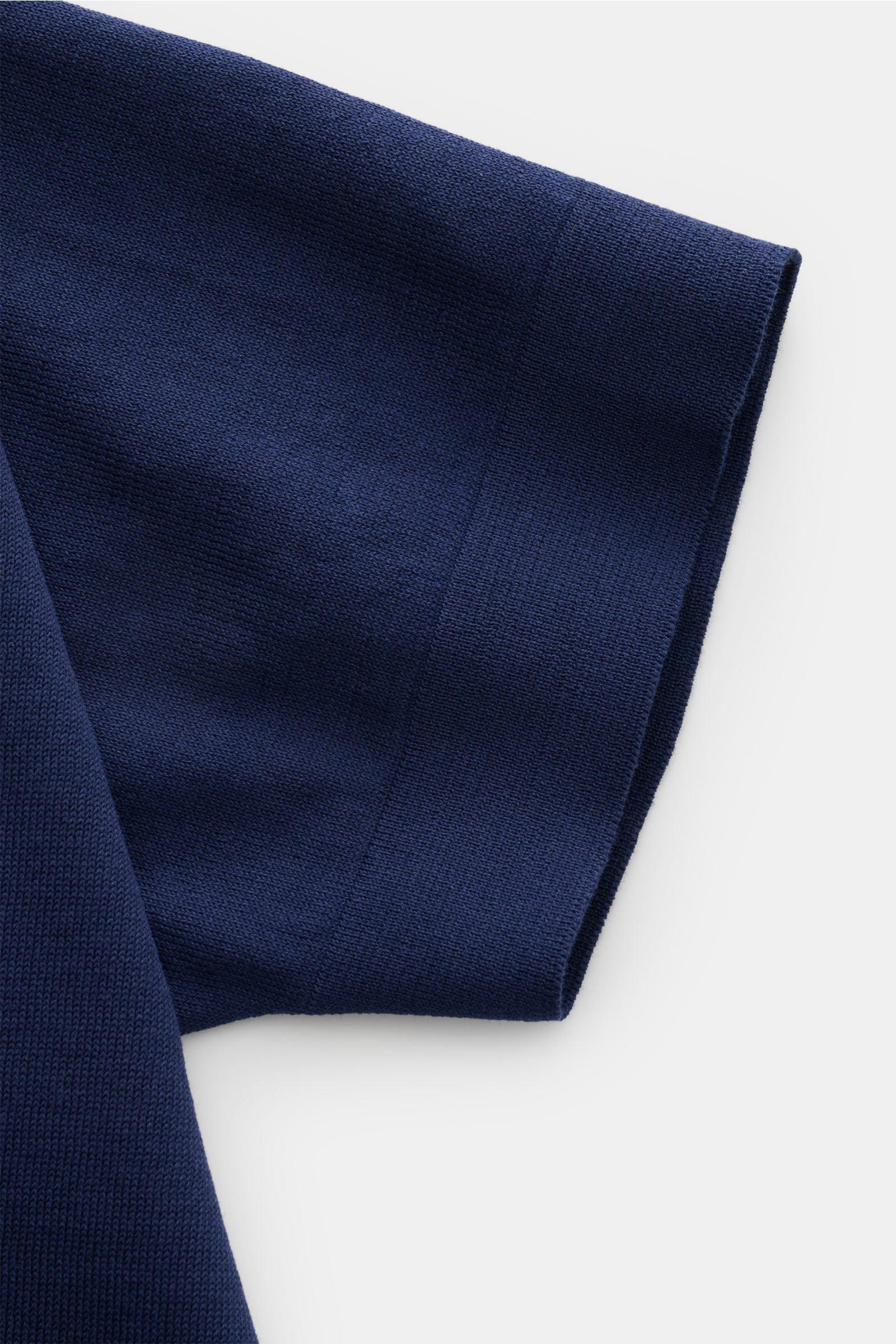 Close-up side view of the sleeve of a Filippo de Laurentiis Feinstrick-Kurzarmpullover dunkelblau, showing fine knit cotton, slim fit, round neckline, soft touch, comfortable cuffs, and side hem slits. Sommerliche Knitwear: Mit diesem kurzärmeligen Feinst