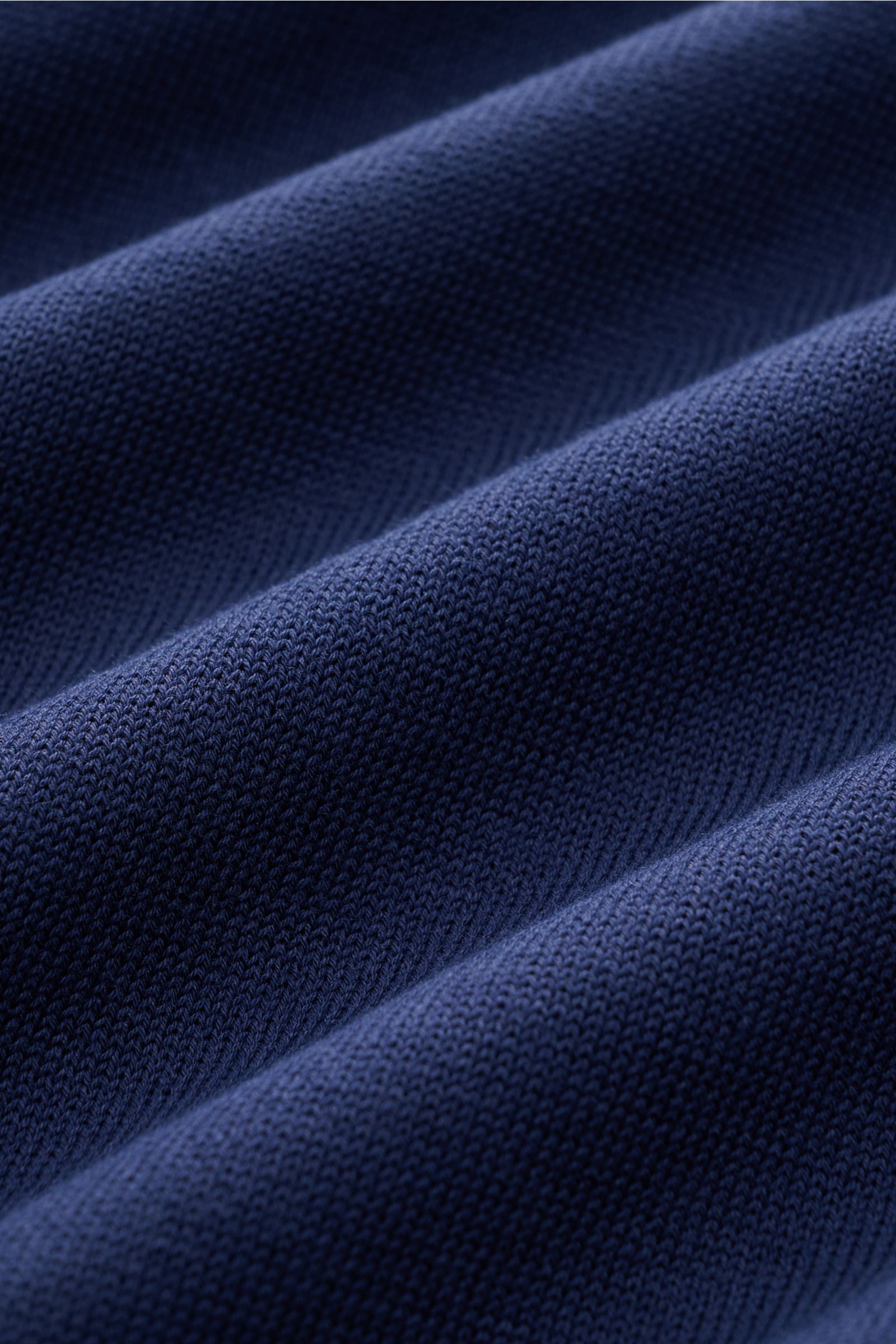 Close-up front view of the dark blue Filippo de Laurentiis Feinstrick-Kurzarmpullover dunkelblau showing fine cotton knit texture. 

Sommerliche Knitwear: Mit diesem kurzärmeligen Feinstrickpullover aus reiner Baumwolle präsentiert FILIPPO DE LAURENTII