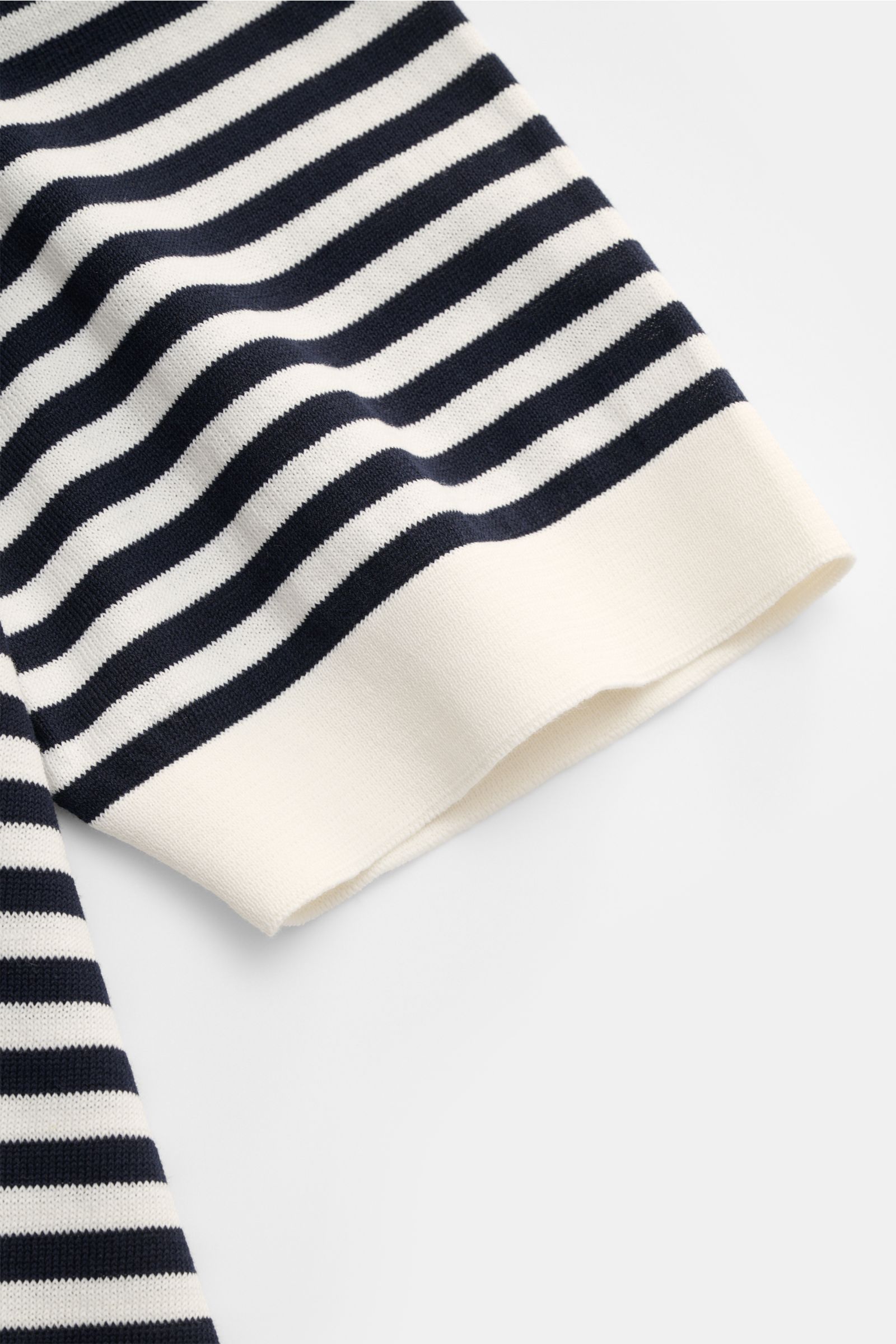 Filippo de Laurentiis Feinstrick-Kurzarmpullover offwhite/dark navy gestreift, Nahaufnahme Ärmel, reine Baumwolle, Slim Fit, feines Strickbild.