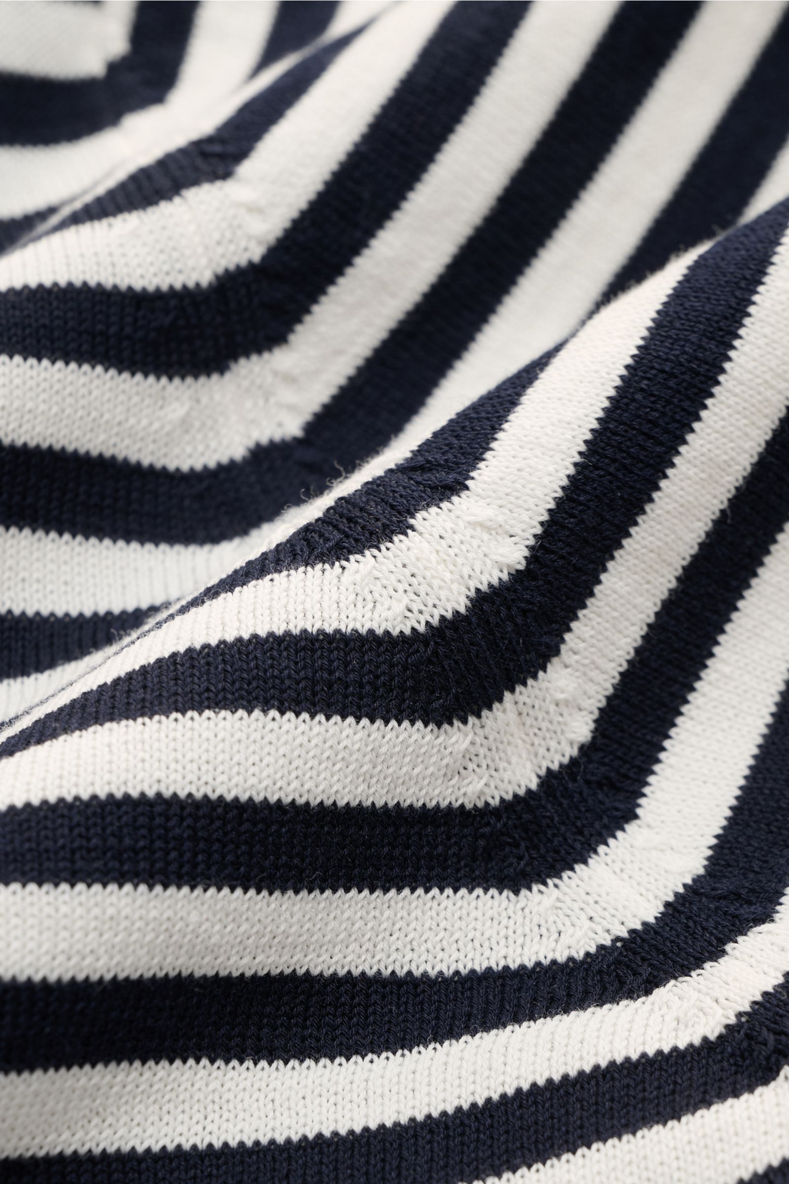 Filippo de Laurentiis Feinstrick-Kurzarmpullover offwhite/dark navy gestreift, Detailaufnahme von feinem Baumwollstrick mit klaren Linien und weichem Griff.