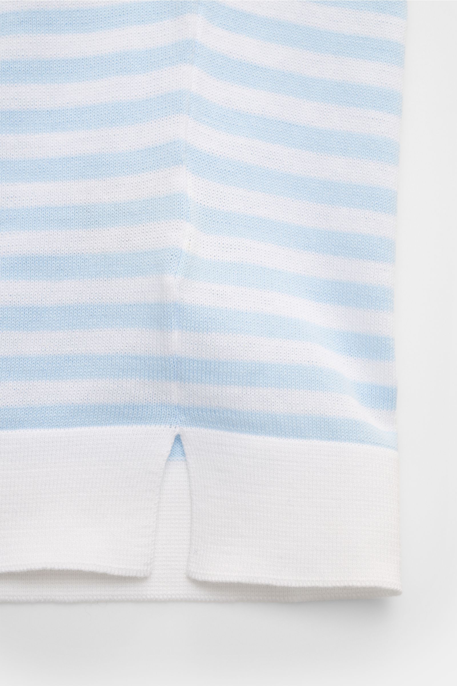 Filippo de Laurentiis Feinstrick-Kurzarmpullover weiß/hellblau gestreift, Detailaufnahme des Saums mit kurzen Schlitzen, feine Baumwolle, Slim Fit.