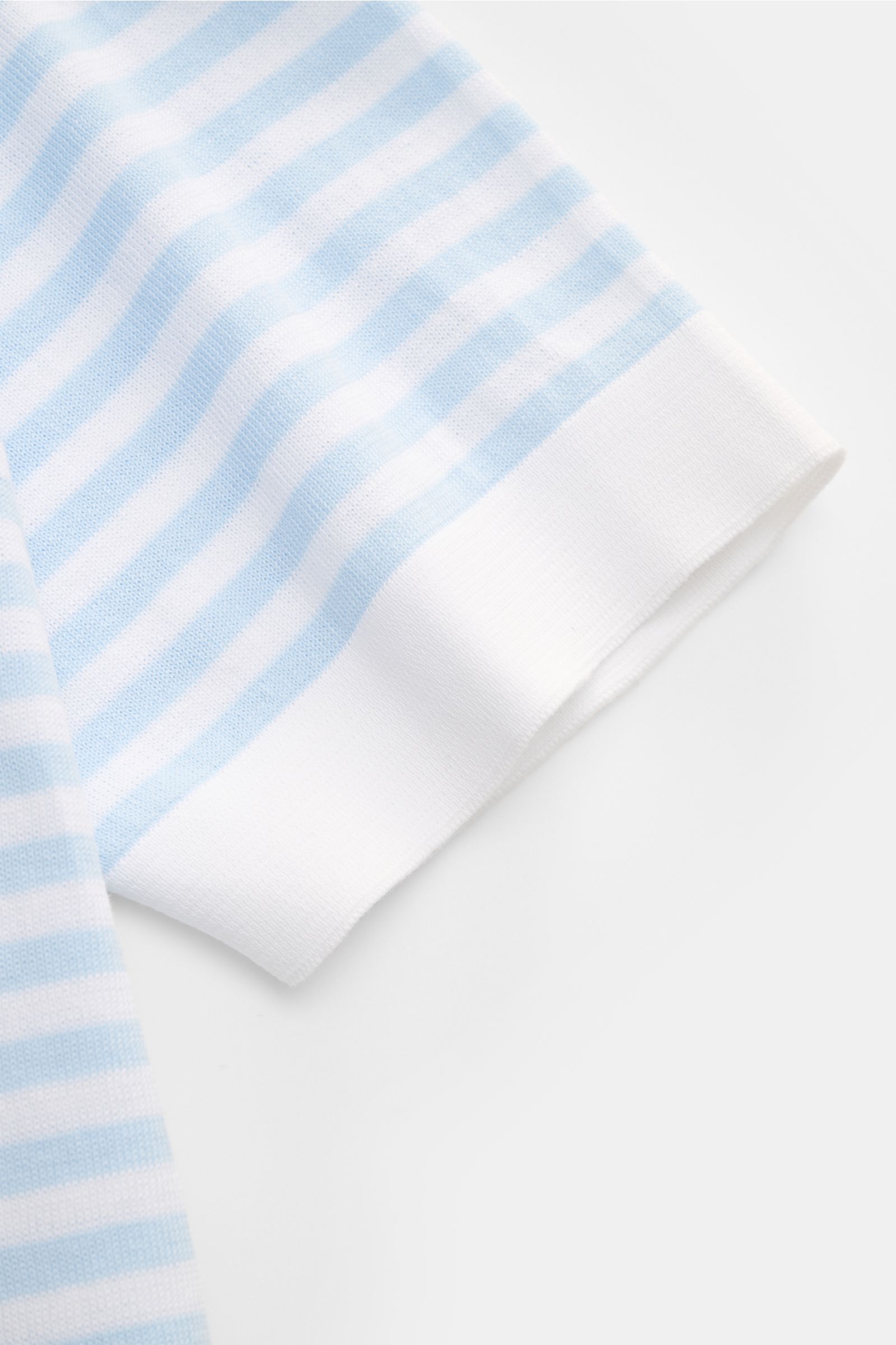 Filippo de Laurentiis Feinstrick-Kurzarmpullover weiß/hellblau gestreift, Nahaufnahme vom kurzen Ärmel mit weichem, feinem Baumwollstrick.