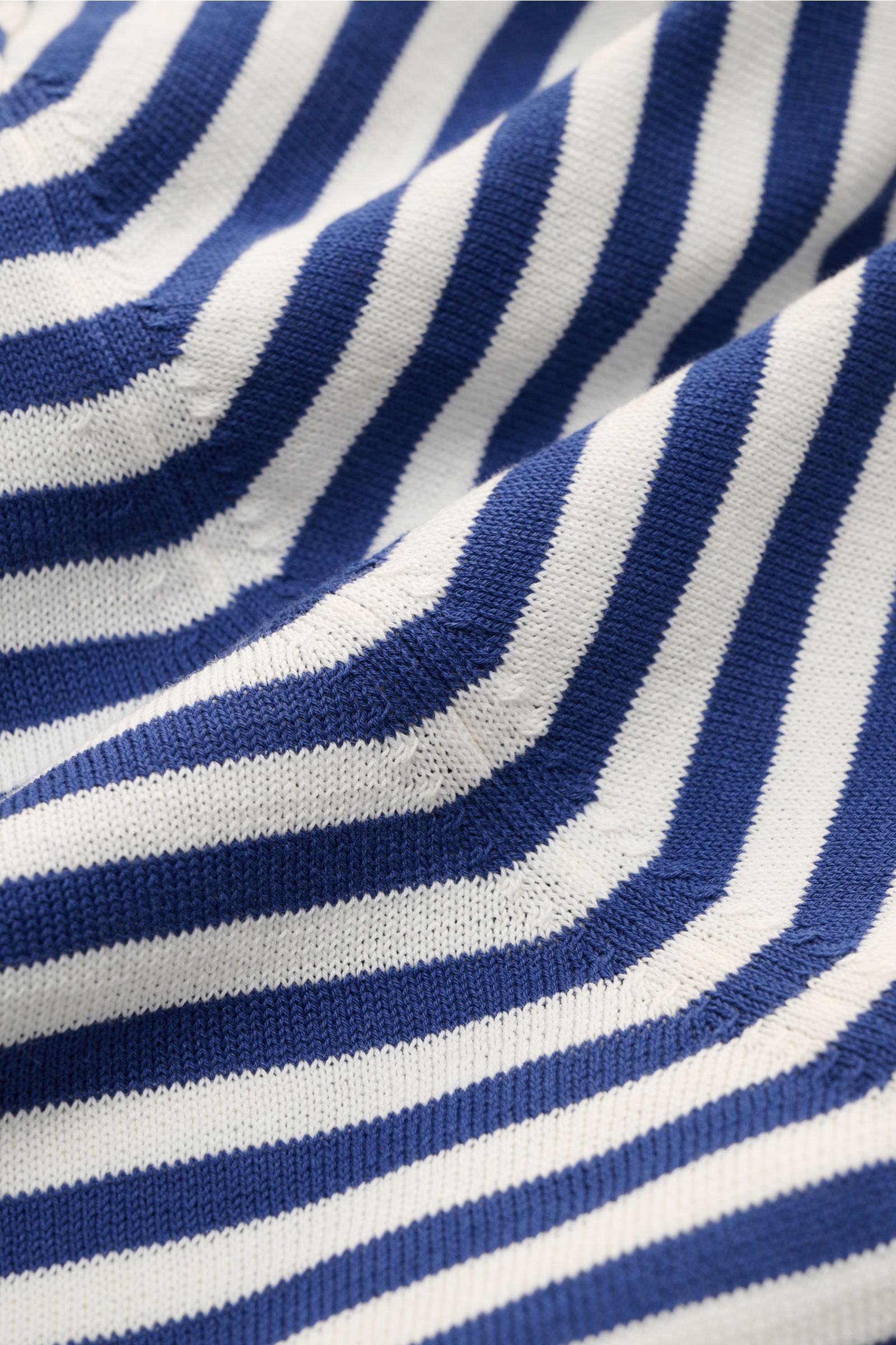 Filippo de Laurentiis Feinstrick-Kurzarmpullover offwhite/dunkelblau gestreift, Detailaufnahme feines Baumwollstrickbild mit klaren Linien.