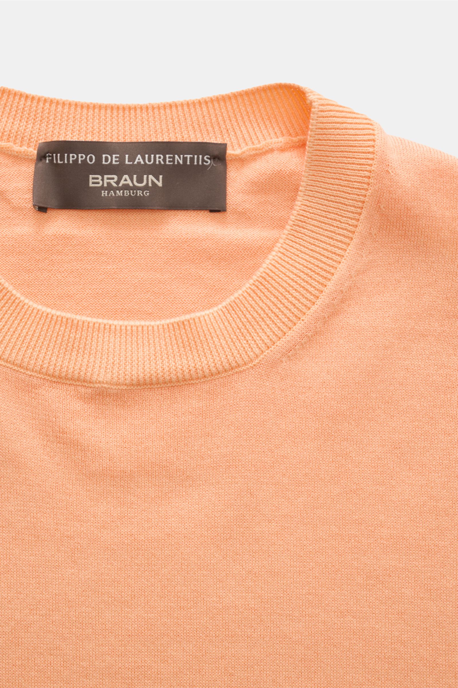 Filippo de Laurentiis Kurzarmpullover apricot shown from above, featuring round neckline, soft pure cotton, slim fit, fine knit, and ribbed cuffs; Vielseitiges Basic: Der Kurzarmpullover von FILIPPO DE LAURENTIIS besticht mit zeitlosem Design und unvergle