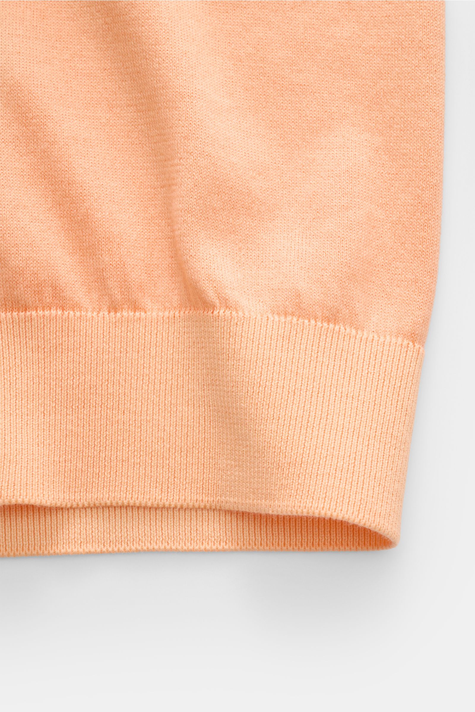 Close-up front view of the ribbed cuff on the apricot Filippo de Laurentiis Kurzarmpullover, made of pure cotton with a soft, fine knit texture.

Description: Vielseitiges Basic: Der Kurzarmpullover von FILIPPO DE LAURENTIIS besticht mit zeitlosem Desi