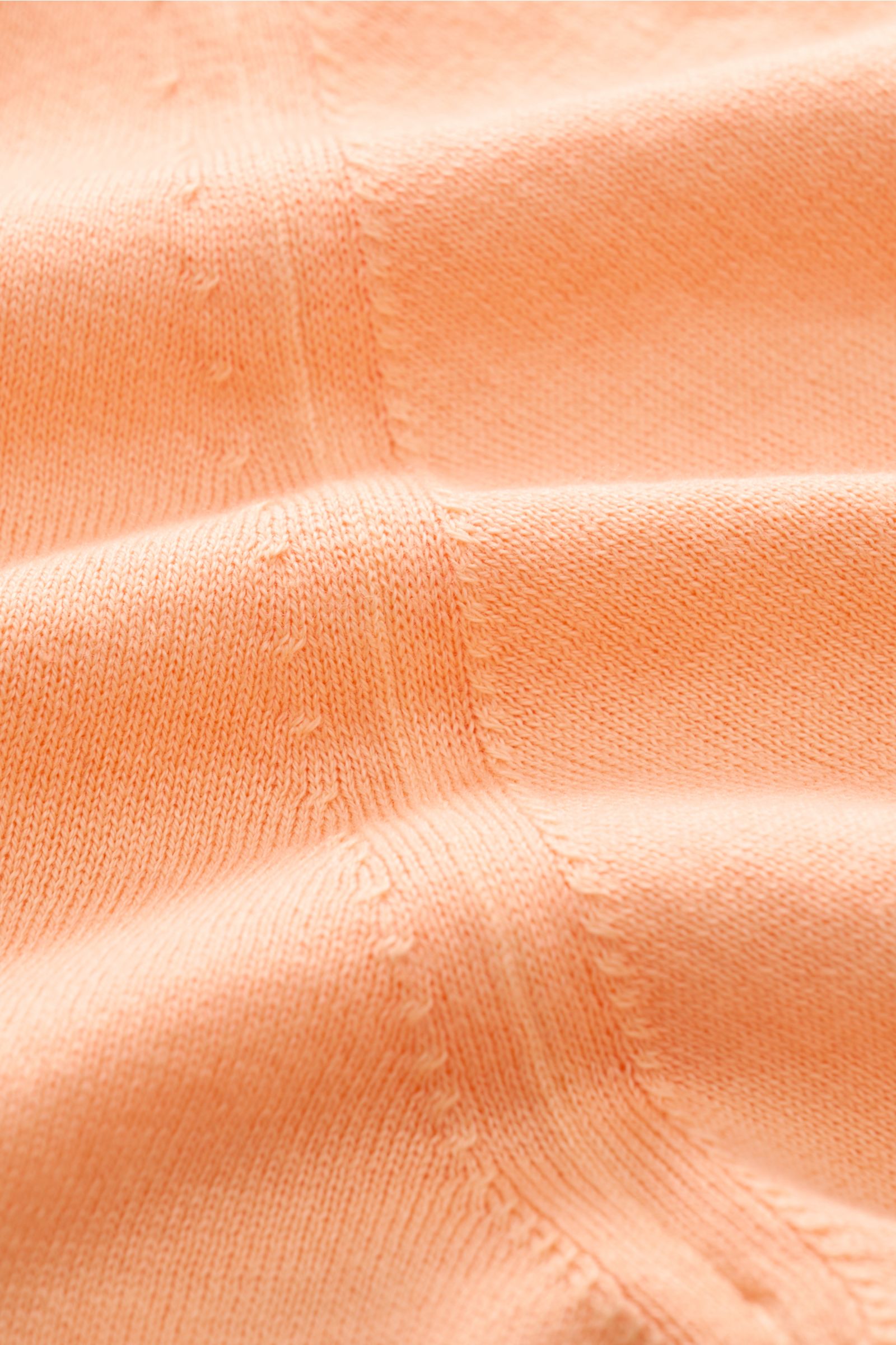 Close-up front view of Filippo de Laurentiis Kurzarmpullover apricot showing fine knit, soft cotton, slim fit, round neckline, and comfortable ribbed cuffs. Vielseitiges Basic: Der Kurzarmpullover von FILIPPO DE LAURENTIIS besticht mit zeitlosem Design