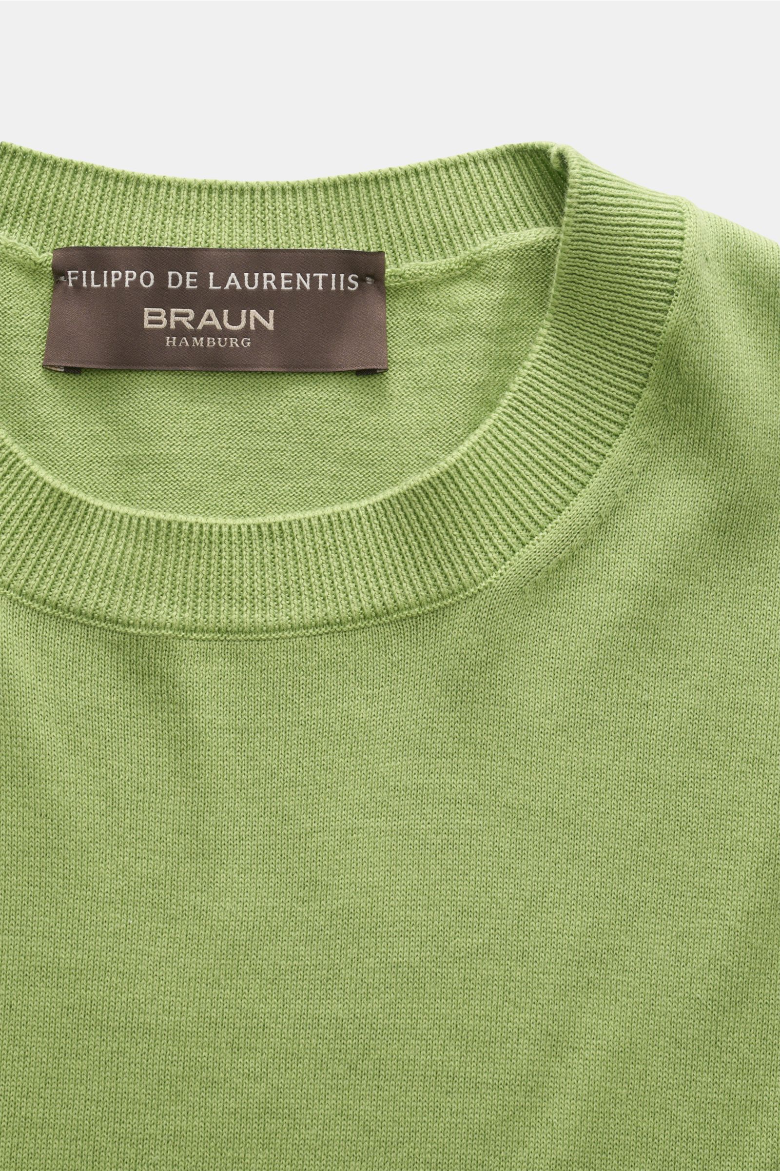 Close-up front view of the Filippo de Laurentiis Kurzarmpullover grün showing the round neckline, soft cotton fabric, and ribbed cuffs. Vielseitiges Basic: Der Kurzarmpullover von FILIPPO DE LAURENTIIS besticht mit zeitlosem Design und unvergleichlichem T