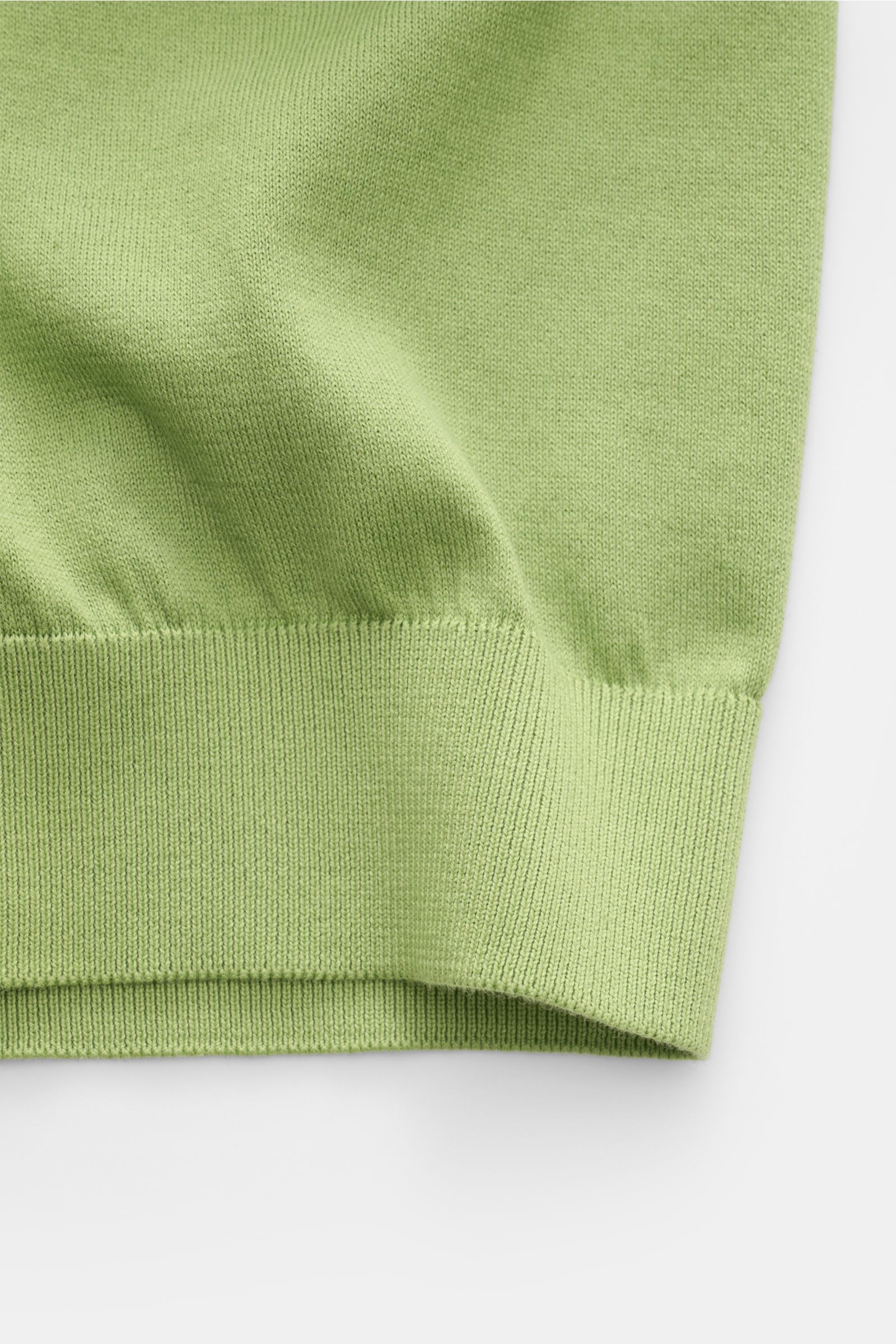 Close-up view of the hem and ribbed cuff of the Filippo de Laurentiis Kurzarmpullover grün, made of pure cotton with a soft feel and fine knit. Vielseitiges Basic: Der Kurzarmpullover von FILIPPO DE LAURENTIIS besticht mit zeitlosem Design und unvergle