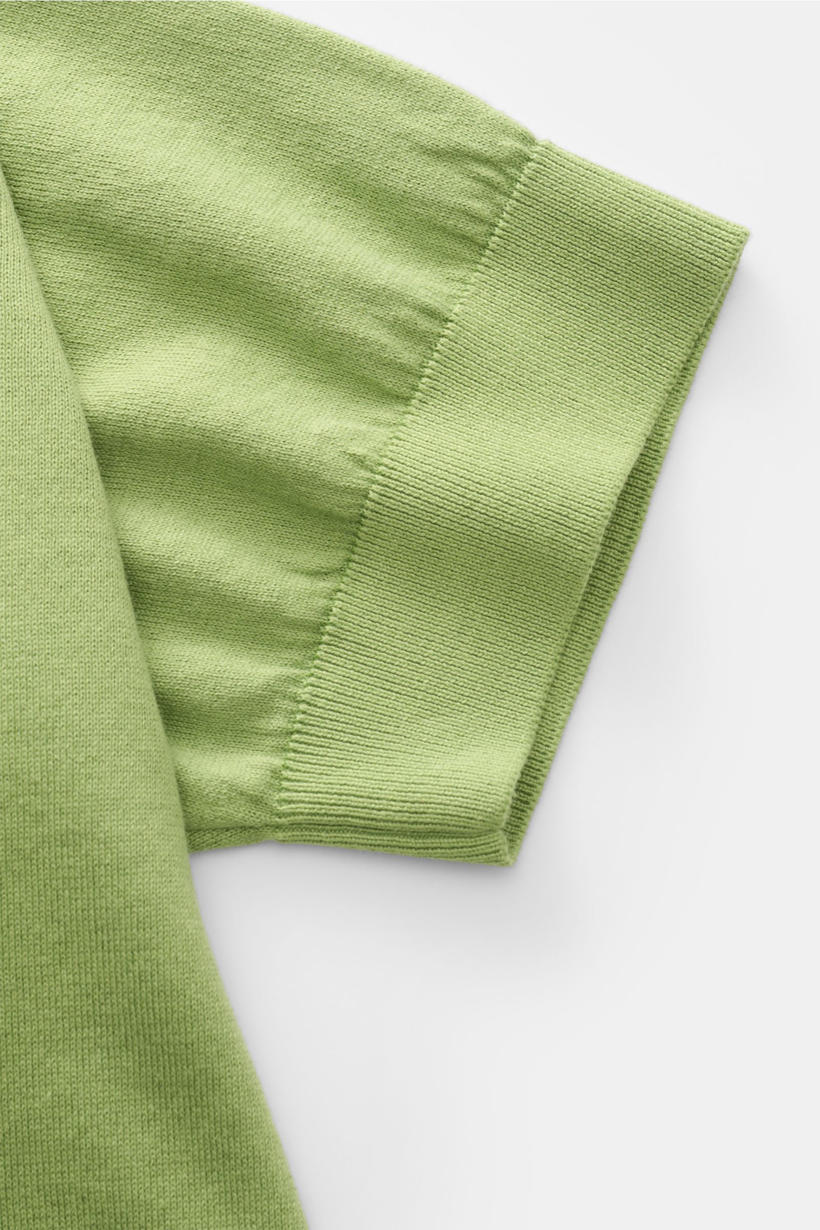 Close-up side view of the sleeve of the Filippo de Laurentiis Kurzarmpullover grün, a versatile short-sleeve pullover made of pure cotton with a soft feel, fine knit, slim fit, round neckline, and comfortable ribbed cuffs. Vielseitiges Basic: Der Kurza
