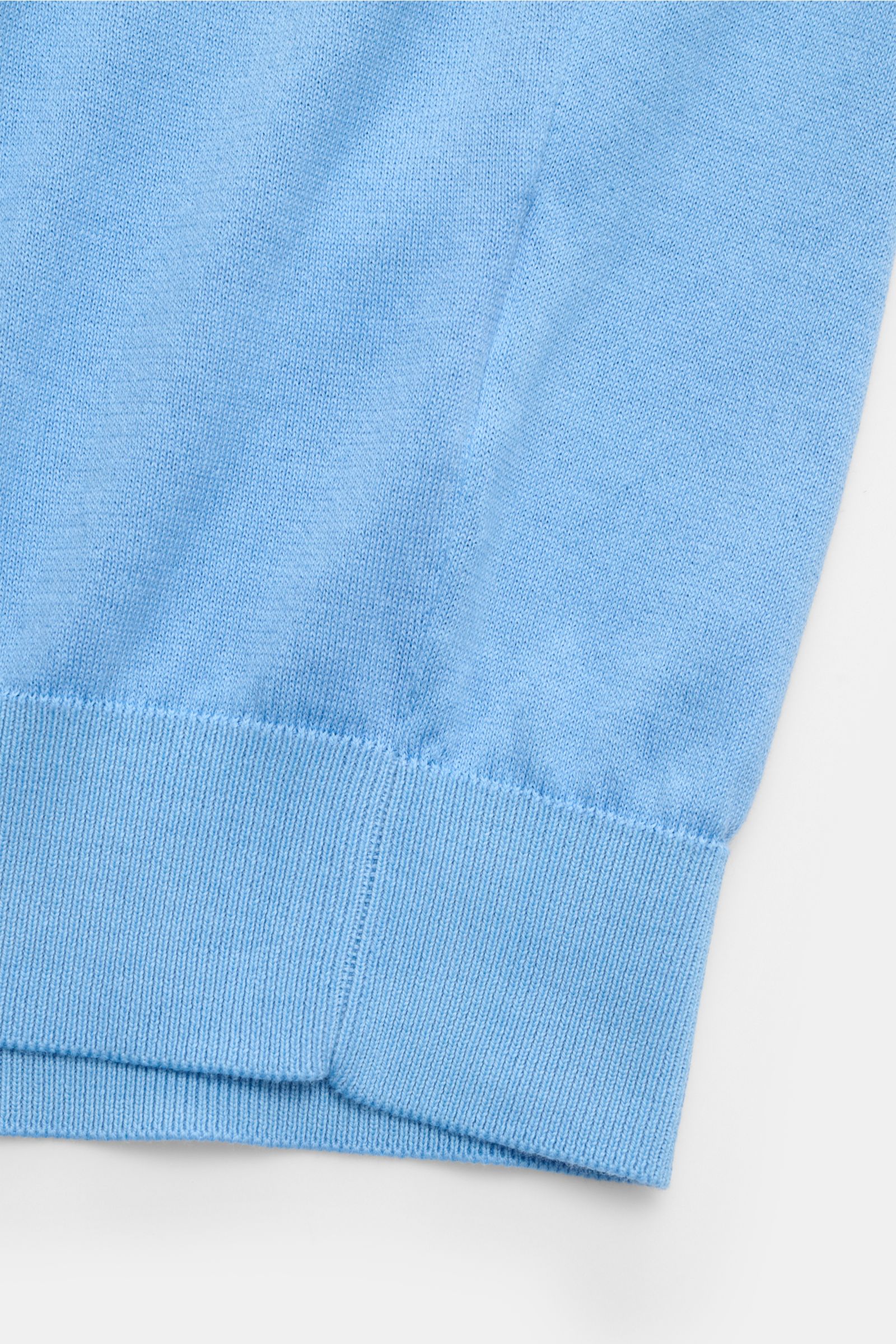 Filippo de Laurentiis Kurzarmpullover hellblau, Nahaufnahme der Rippbündchen und feinem Strickbild, reine Baumwolle, Slim Fit, Rundhalsausschnitt.