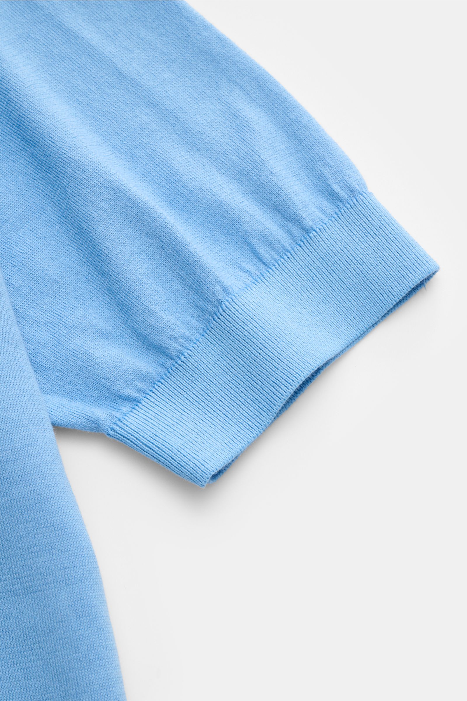 Filippo de Laurentiis Kurzarmpullover hellblau, Nahaufnahme von Ärmel mit feinem Strickbild, Rundhalsausschnitt, weiche Baumwolle, Slim Fit, Rippbündchen.