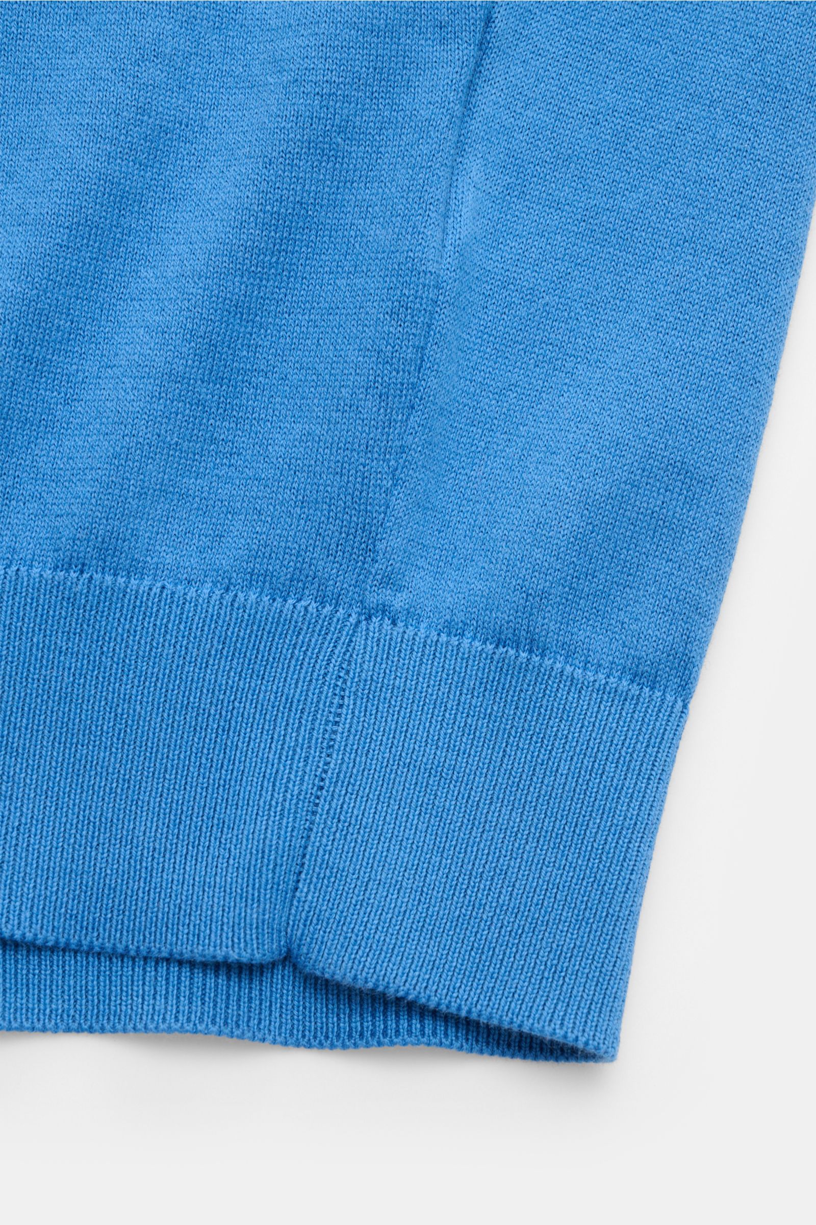 Filippo de Laurentiis Kurzarmpullover blau aus reiner Baumwolle, Slim Fit, Rundhalsausschnitt, weicher Griff, Rippbündchen, Detailansicht.