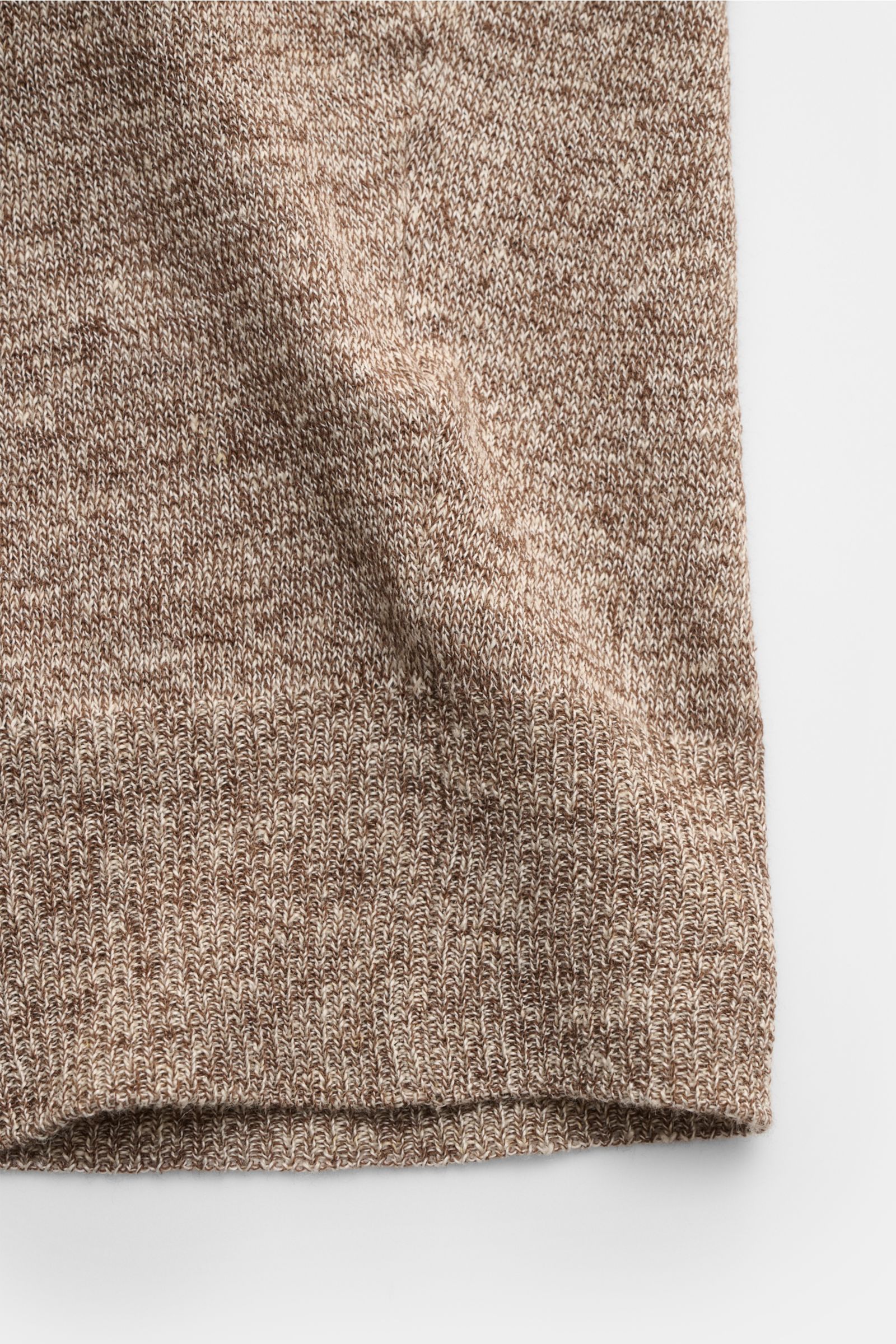Filippo de Laurentiis Feinstrick-Kurzarmpullover braun meliert, Slim Fit, Rundhalsausschnitt, Rippbündchen, Detailaufnahme des feinen Strickbilds aus Leinen-Baumwoll-Mix.