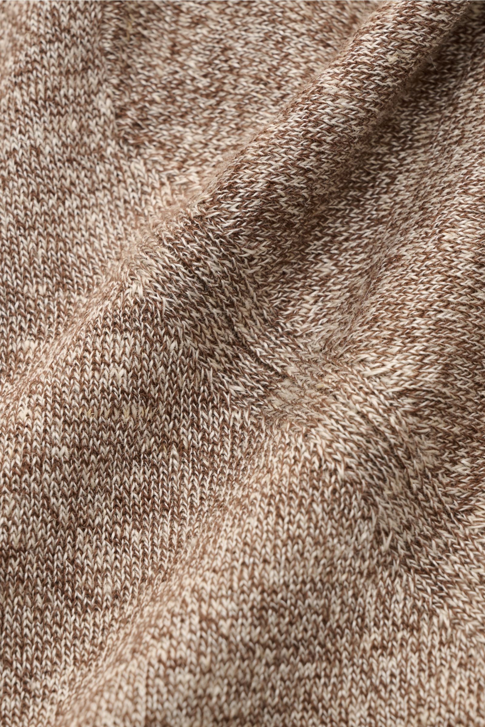 Filippo de Laurentiis Feinstrick-Kurzarmpullover braun meliert aus Leinen-Baumwoll-Mix, feines Strickbild, Slim Fit, Nahaufnahme der Textur.