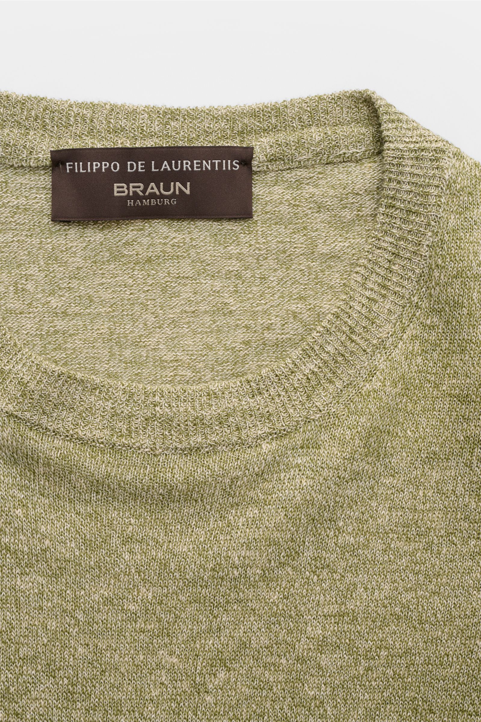 Filippo de Laurentiis Feinstrick-Kurzarmpullover oliv meliert, Slim Fit, Rundausschnitt, Rippbündchen, Detailaufnahme von oben, Leinen-Baumwoll-Mix.