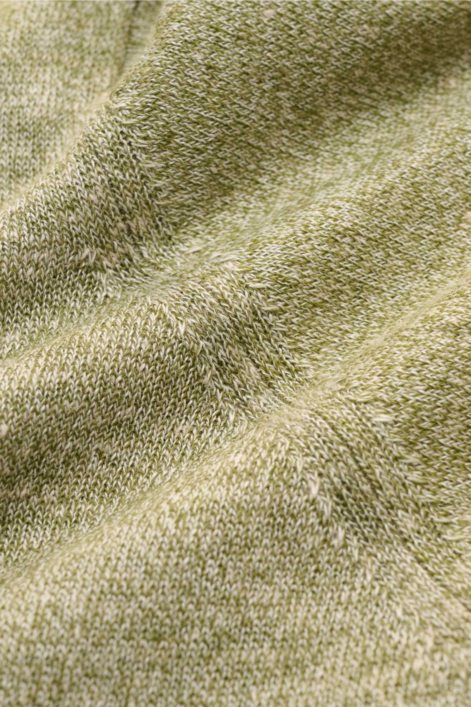 Nahaufnahme des Filippo de Laurentiis Feinstrick-Kurzarmpullovers oliv meliert mit feinem Strickbild aus Leinen-Baumwoll-Mix, Slim Fit, Rundhalsausschnitt und Rippbündchen, fotografiert aus schräger Perspektive.