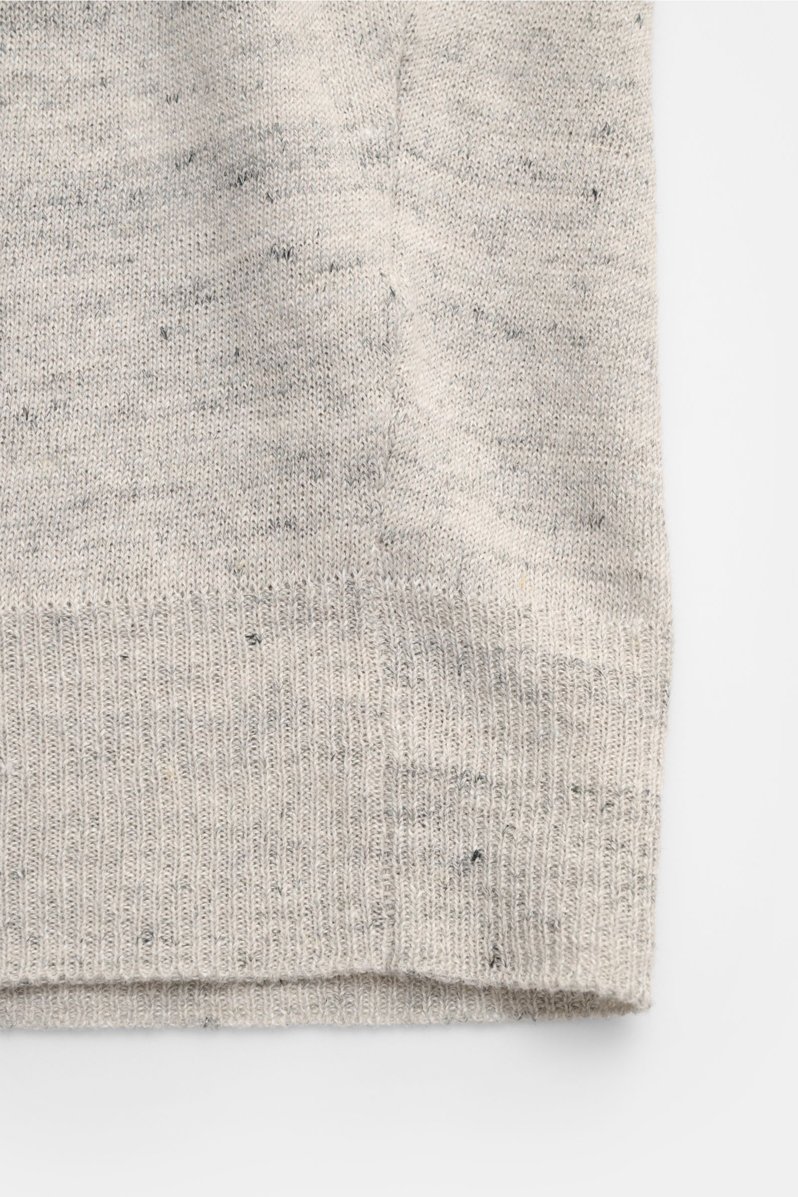 Filippo de Laurentiis Feinstrick-Kurzarmpullover hellgrau meliert, Detailaufnahme der Rippbündchen aus Leinen-Baumwoll-Mix, Slim Fit, Rundhalsausschnitt, feines Strickbild, materialtypischer Griff, ideal für warme Tage und milde Abende.