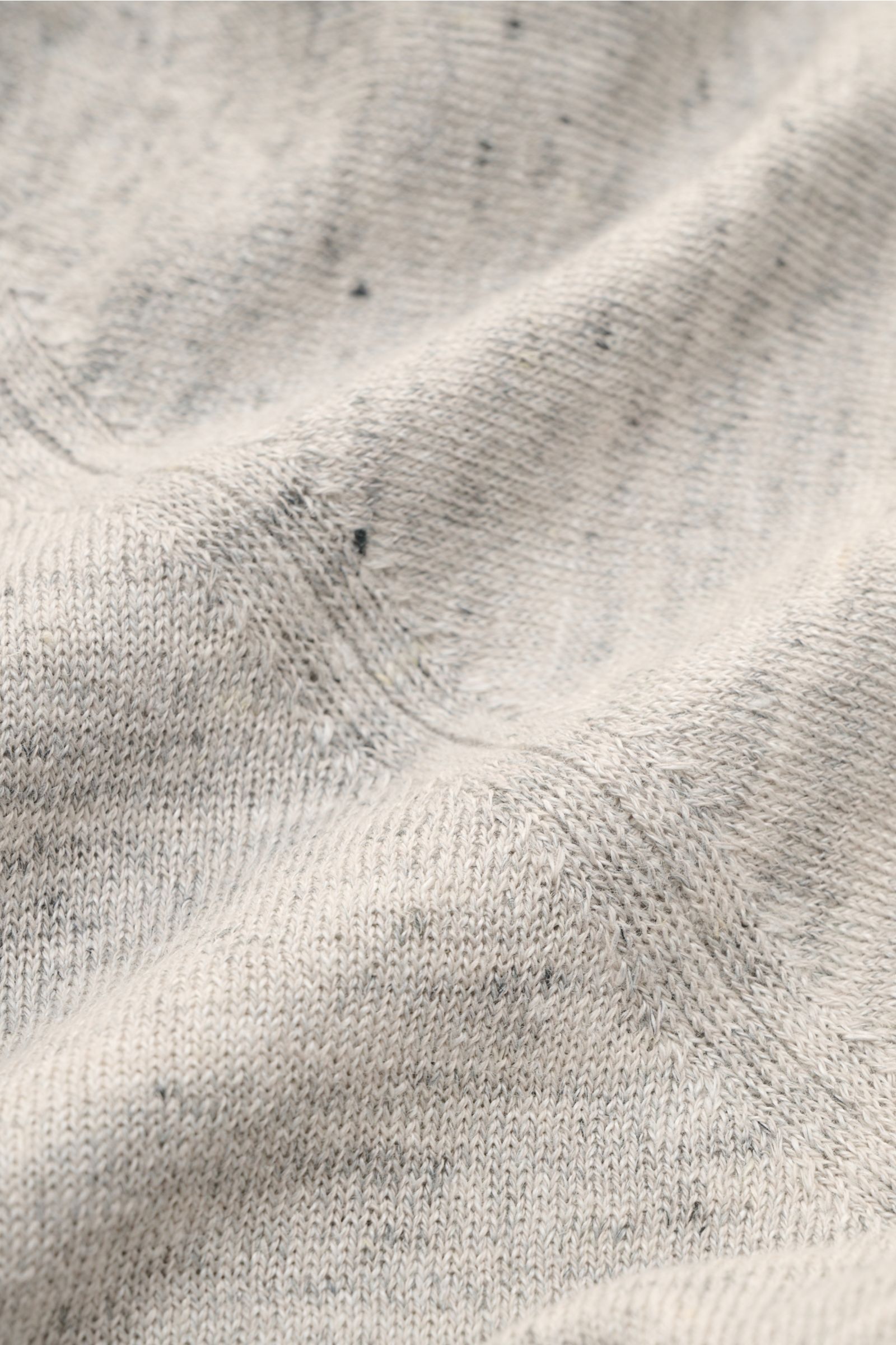 Filippo de Laurentiis Feinstrick-Kurzarmpullover hellgrau meliert, Nahaufnahme, Slim Fit, Rundhalsausschnitt, Leinen-Baumwoll-Mix, feines Strickbild.