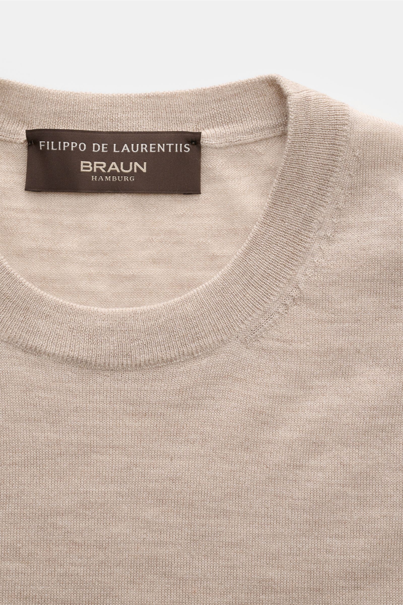 Close-up front view of the Filippo de Laurentiis Feinstrick-Kurzarmpullover beige meliert showing its fine knit texture and round neckline.

Leichte Eleganz für die warme Saison: Gefertigt aus einem angenehmen Cashmere-Seide-Mix, wird der edle Kurzarmp