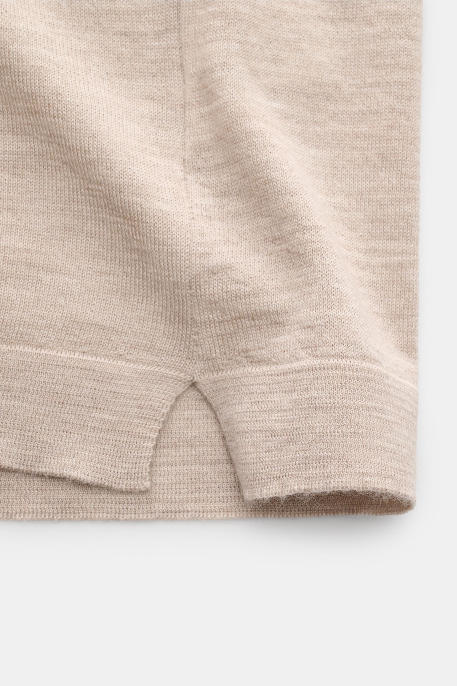 Close-up front view of Filippo de Laurentiis Feinstrick-Kurzarmpullover beige meliert showing soft cashmere-silk knit and fine texture details.

Description: Leichte Eleganz für die warme Saison: Gefertigt aus einem angenehmen Cashmere-Seide-Mix, wird 