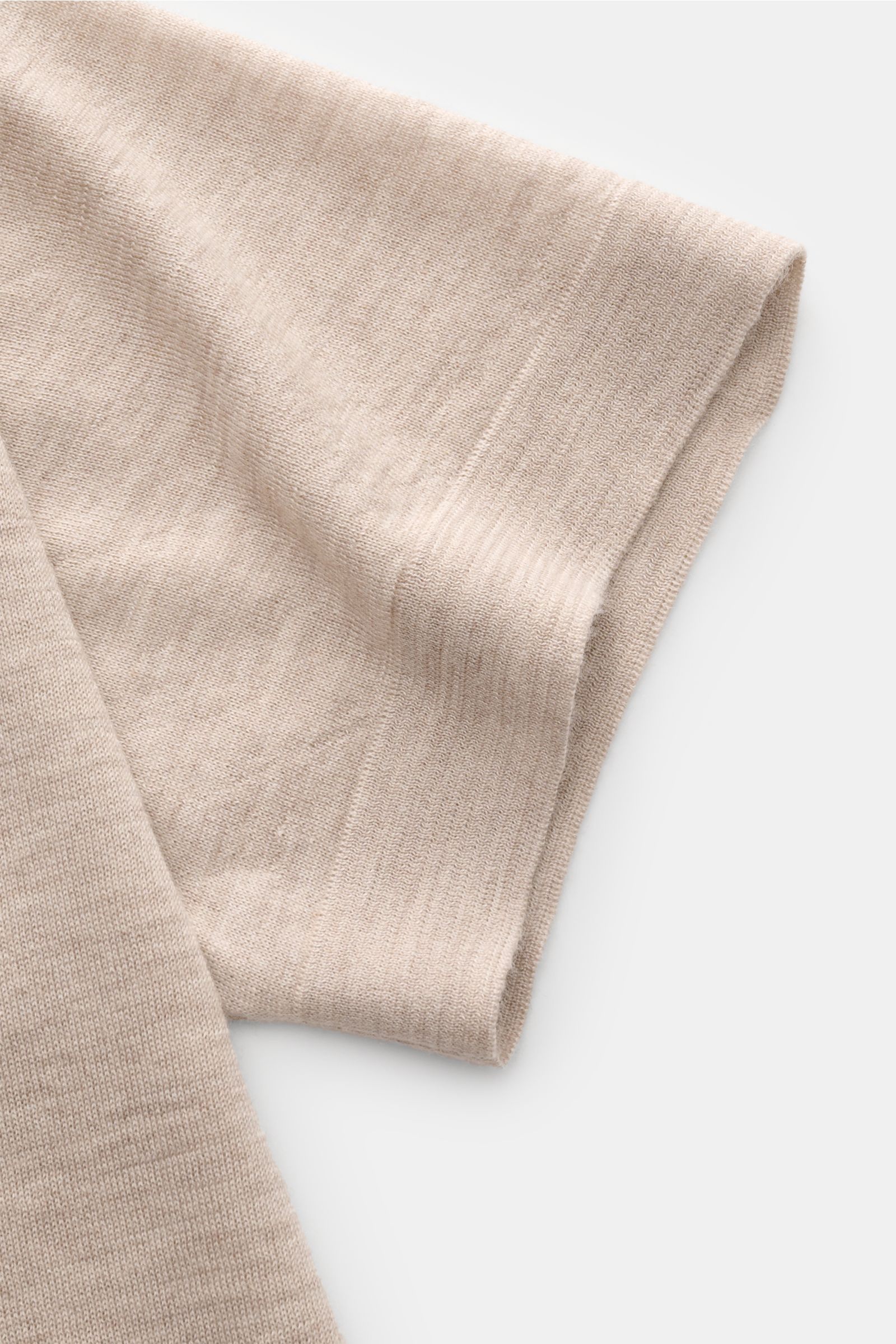 Close-up front-angle view of Filippo de Laurentiis Feinstrick-Kurzarmpullover beige meliert short-sleeve fine knit sweater.

Description: Leichte Eleganz für die warme Saison: Gefertigt aus einem angenehmen Cashmere-Seide-Mix, wird der edle Kurzarmpull