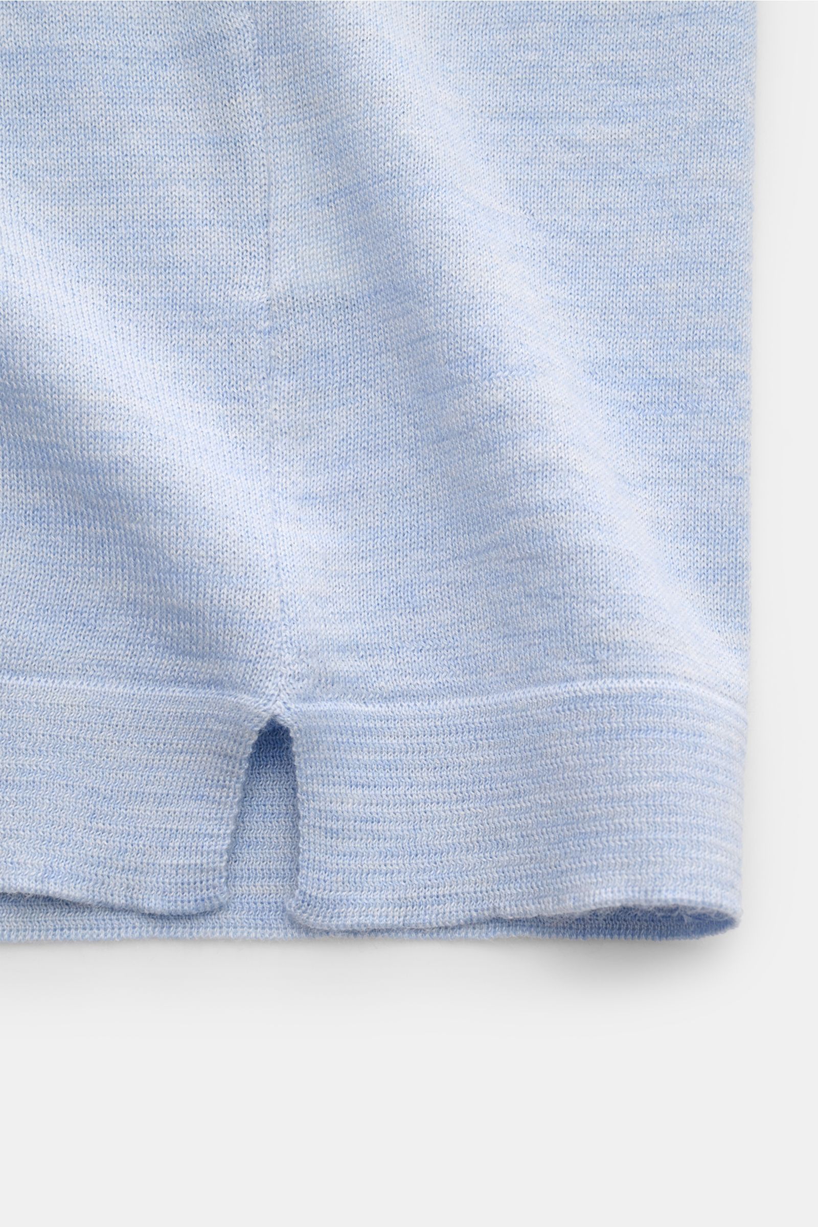 Close-up front view of the light blue melange Filippo de Laurentiis Feinstrick-Kurzarmpullover showing fine knit texture and soft cashmere-silk blend fabric.

Leichte Eleganz für die warme Saison: Gefertigt aus einem angenehmen Cashmere-Seide-Mix, wird