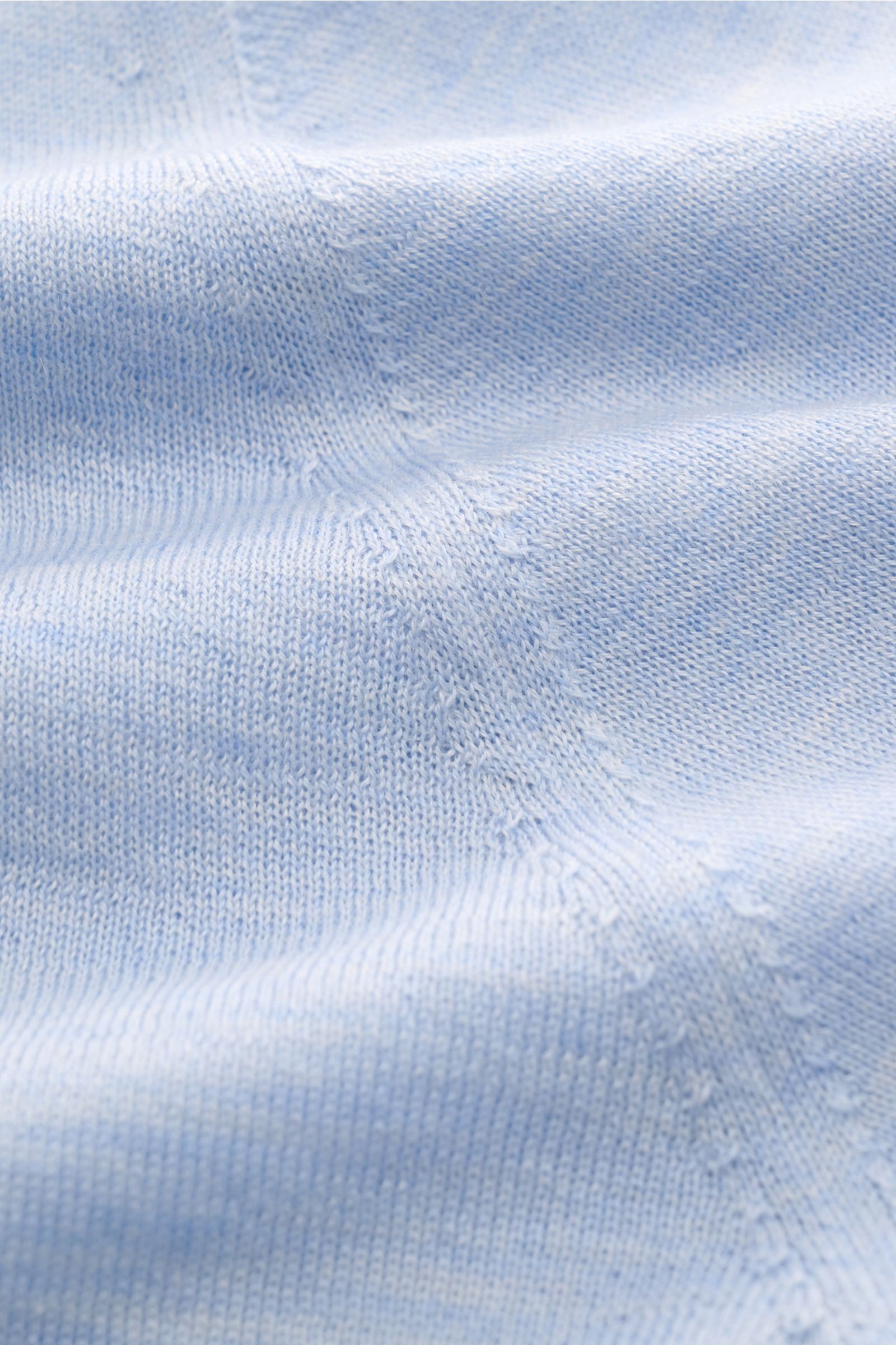 Close-up front view of the Filippo de Laurentiis Feinstrick-Kurzarmpullover hellblau meliert showing fine knit texture in light blue cashmere-silk blend.

Description: Leichte Eleganz für die warme Saison: Gefertigt aus einem angenehmen Cashmere-Seide-