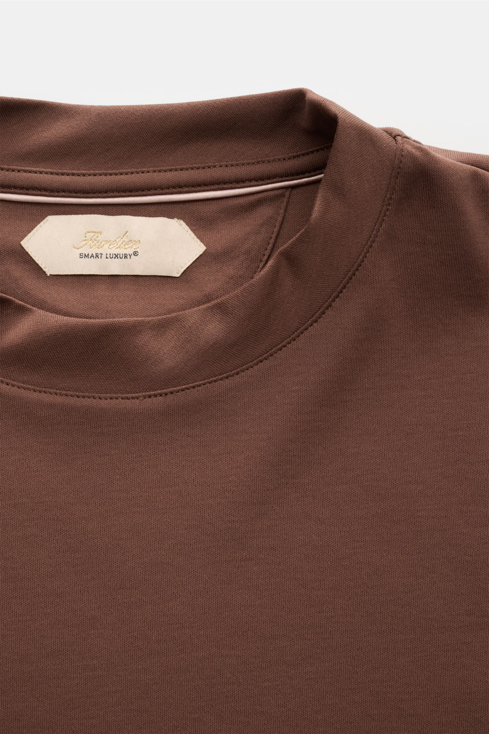 Nahaufnahme des Aurélien Rundhals-T-Shirt braun von oben, Slim Fit, Jersey aus ägyptischer Baumwolle, weicher Griff, Rundhalsausschnitt, kurze Saumschlitze, dezentes Logo-Stitching hinten.
