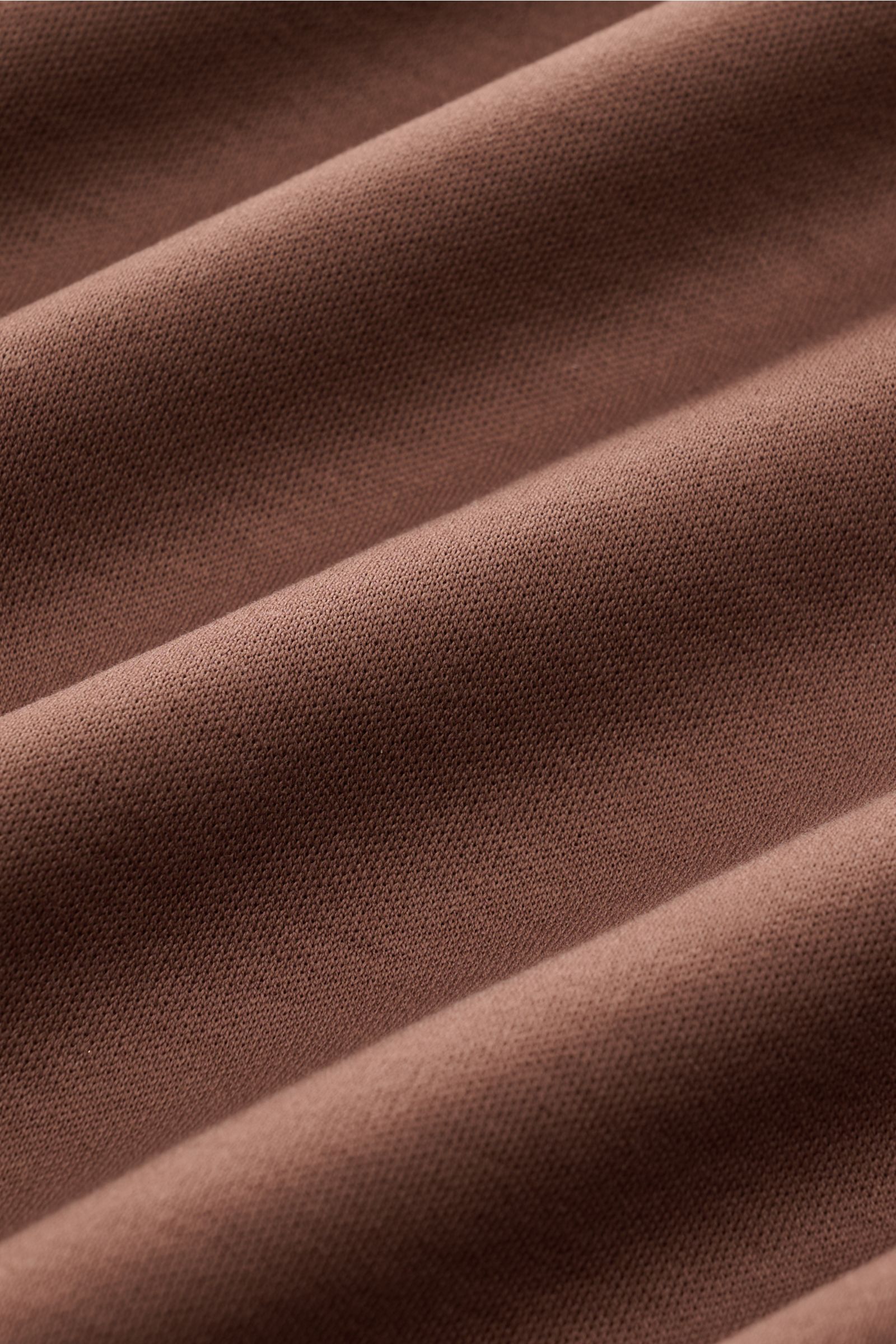 Nahaufnahme des braunen Aurélien Rundhals-T-Shirts aus ägyptischer Baumwolle, Slim Fit, weicher glatter Griff, kurze Saumschlitze, Rundhalsausschnitt, dezentes Logo-Stitching hinten.