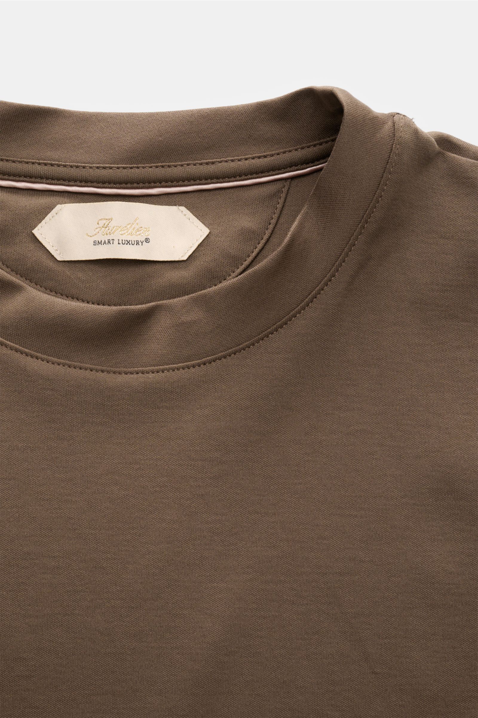 Close-up front view of the Aurélien Rundhals-T-Shirt khaki showing the round neckline and label, made of jersey aus ägyptischer Baumwolle, weicher, glatter Griff, Slim Fit, Rundhalsausschnitt, kurze Saumschlitze, dezentes Logo-Stitching auf der Rückseite.