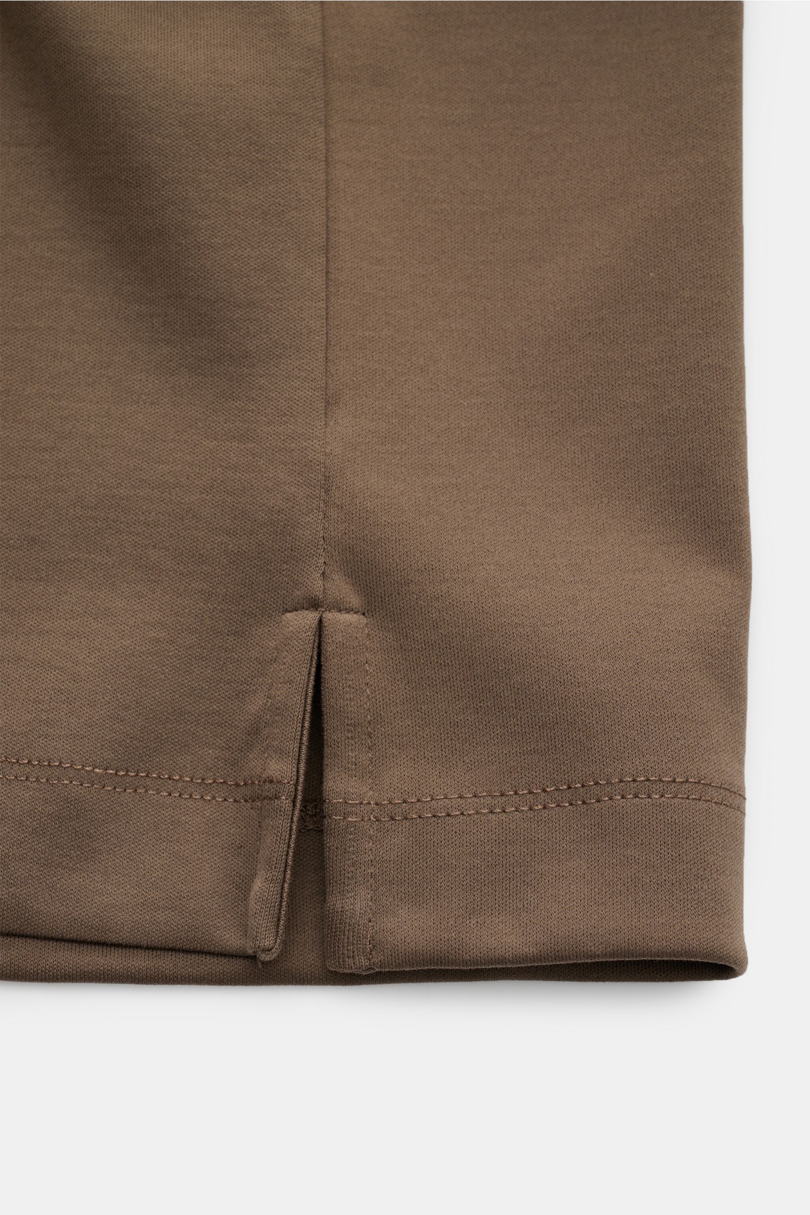 Close-up view of the hem with short side slits of the Aurélien Rundhals-T-Shirt khaki, made from jersey of Egyptian cotton with a soft, smooth feel, slim fit, round neckline, and subtle logo stitching on the back.