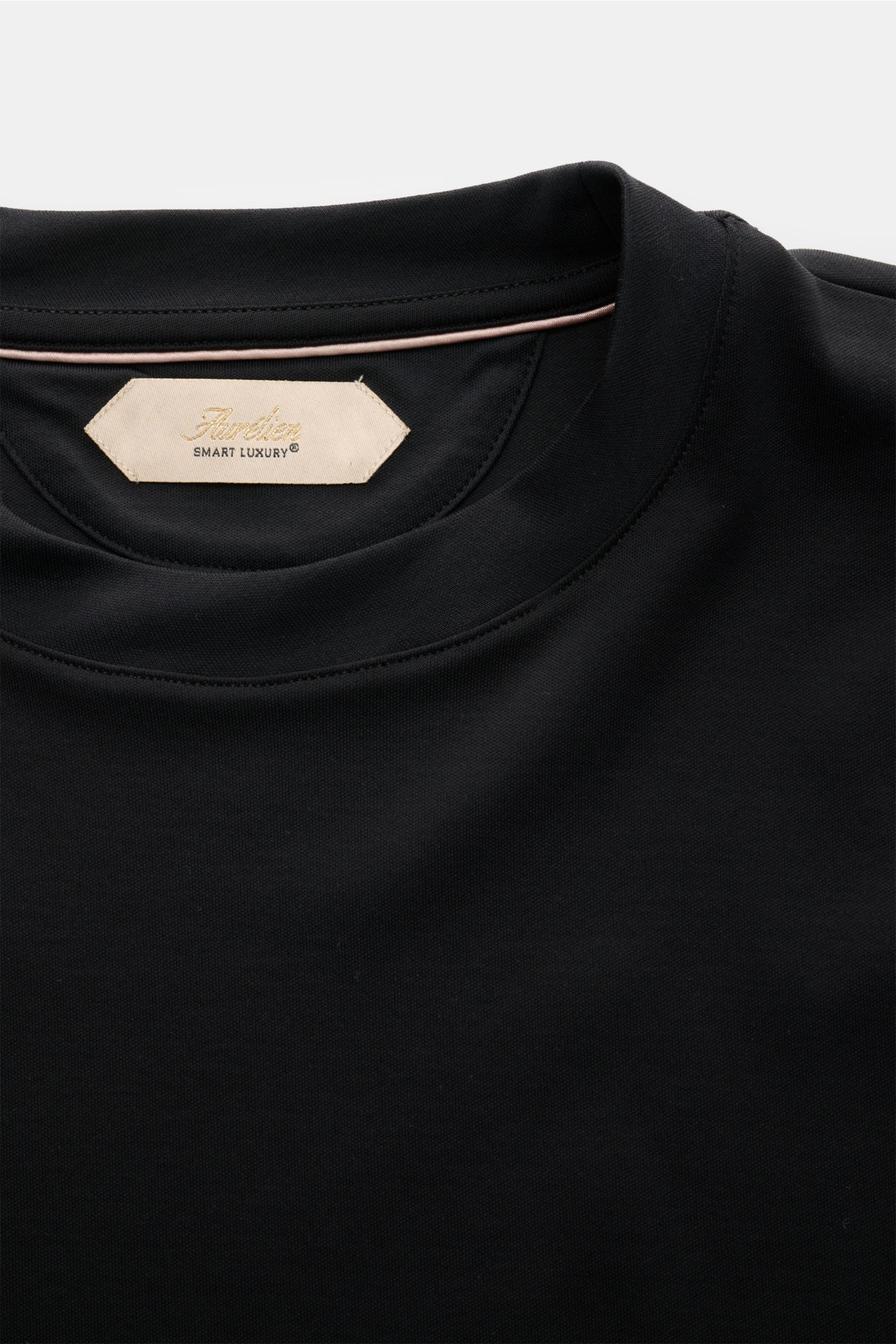 Aurélien Rundhals-T-Shirt schwarz, Nahaufnahme von oben, Jersey aus ägyptischer Baumwolle, weicher Griff, Slim Fit, Rundhalsausschnitt, kurze Saumschlitze, dezentes Logo-Stitching hinten.