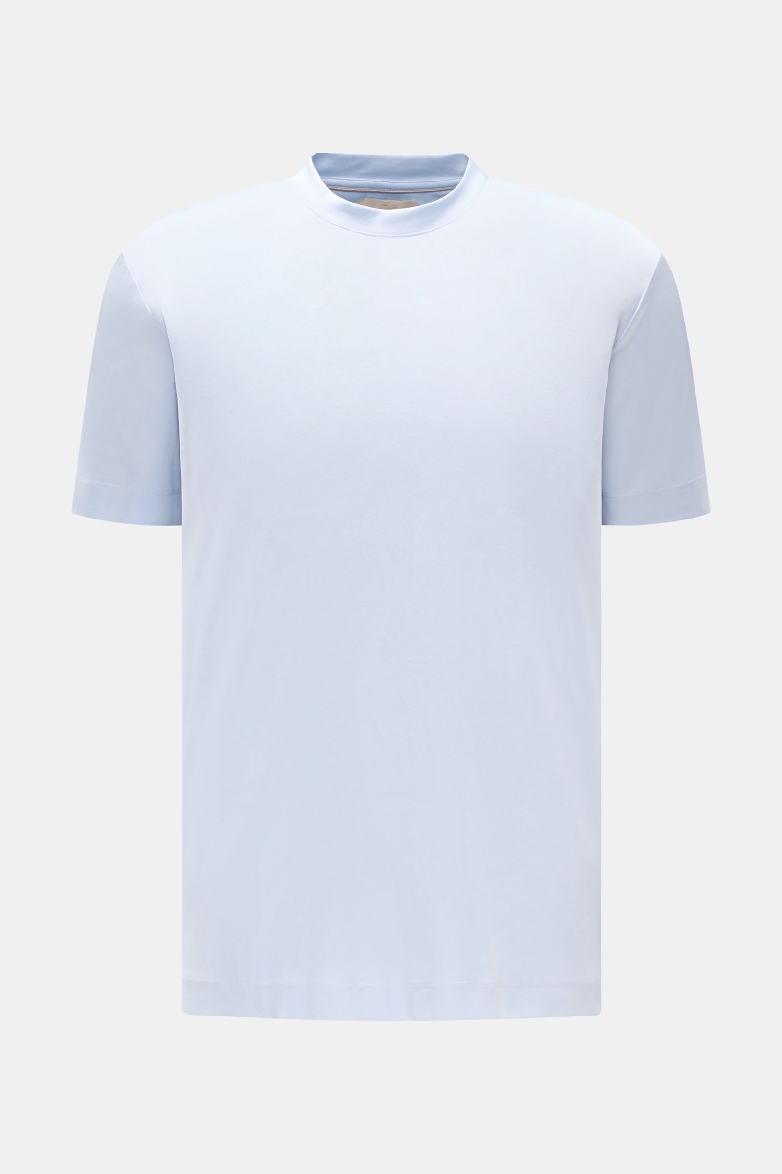 Front view of Aurélien Rundhals-T-Shirt hellblau, a slim fit light blue jersey made from Egyptian cotton with a soft, smooth feel, round neckline, short hem slits, and subtle logo stitching on the back.