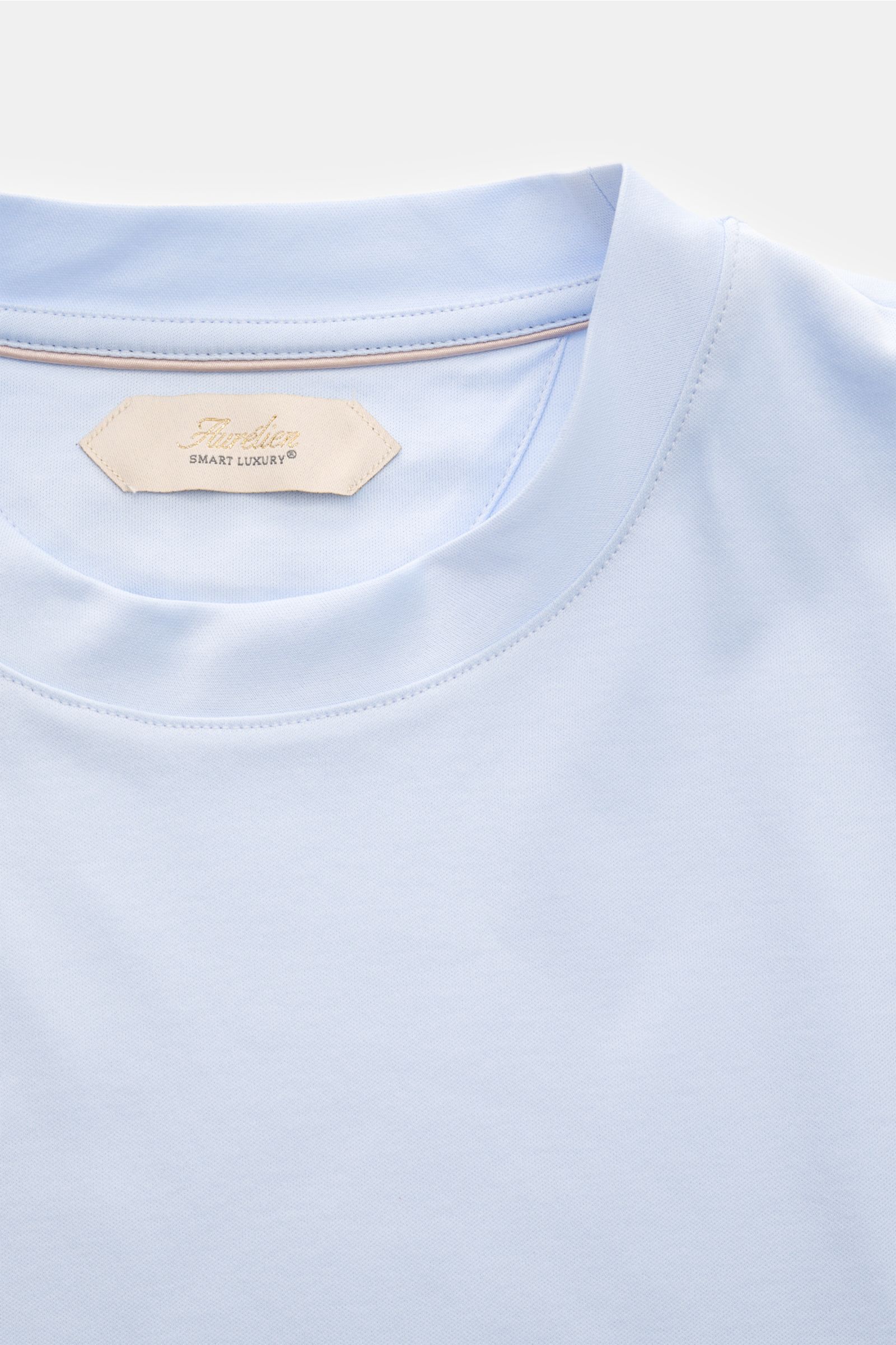 Close-up front view of Aurélien Rundhals-T-Shirt hellblau, a slim fit light blue jersey made from Egyptian cotton, with a soft, smooth feel, round neckline, short side slits, and subtle logo stitching on the back.