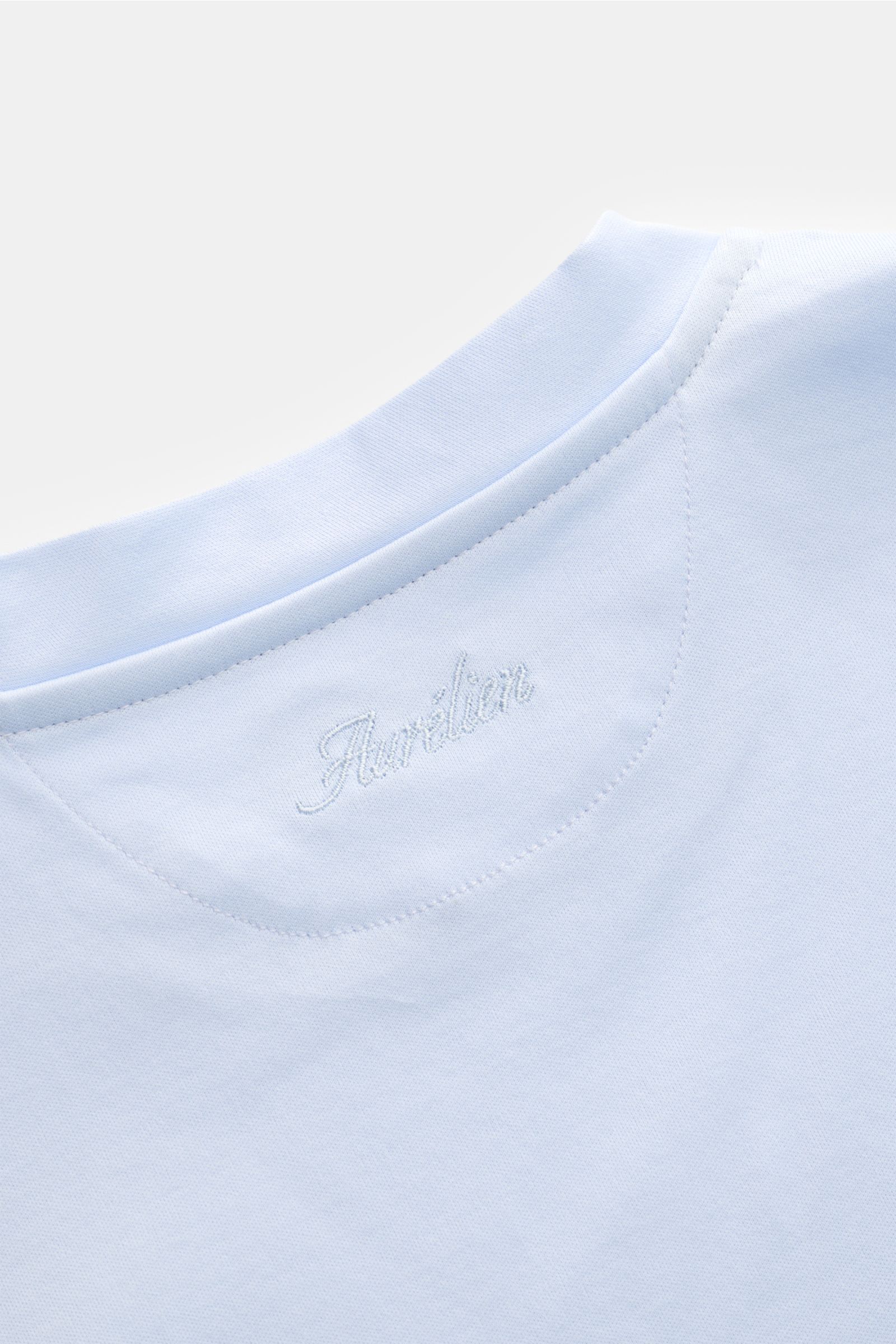 Close-up rear view of Aurélien Rundhals-T-Shirt hellblau, showing subtle logo-stitching, jersey aus ägyptischer Baumwolle, weicher, glatter Griff, Slim Fit, Rundhalsausschnitt, kurze Saumschlitze.