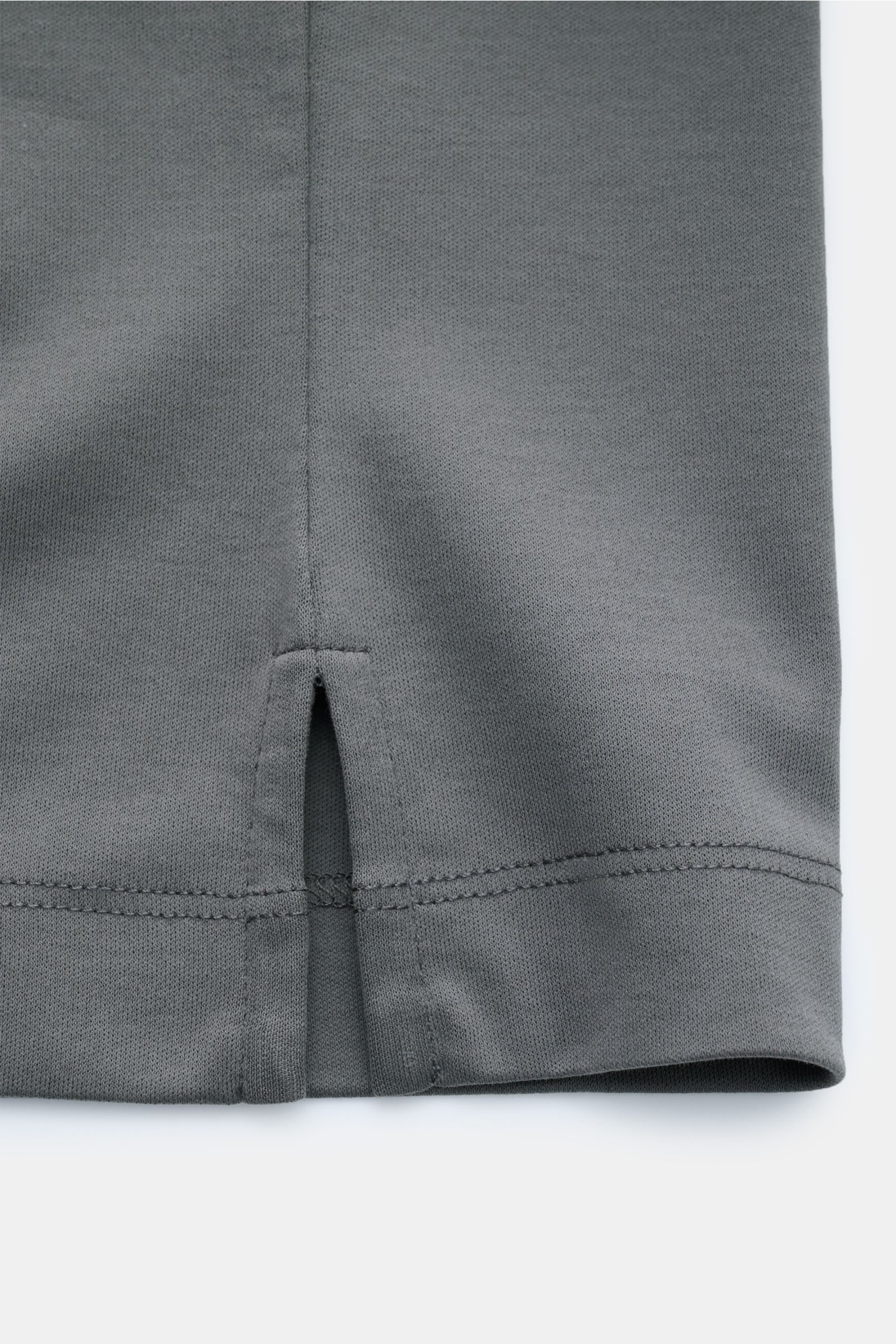 Nahaufnahme des unteren Saumbereichs des Aurélien Rundhals-T-Shirt dunkelgrau mit kurzen Saumschlitzen, Jersey aus ägyptischer Baumwolle, weicher, glatter Griff, Slim Fit, Rundhalsausschnitt, dezentes Logo-Stitching auf der Rückseite, fotografiert von vor