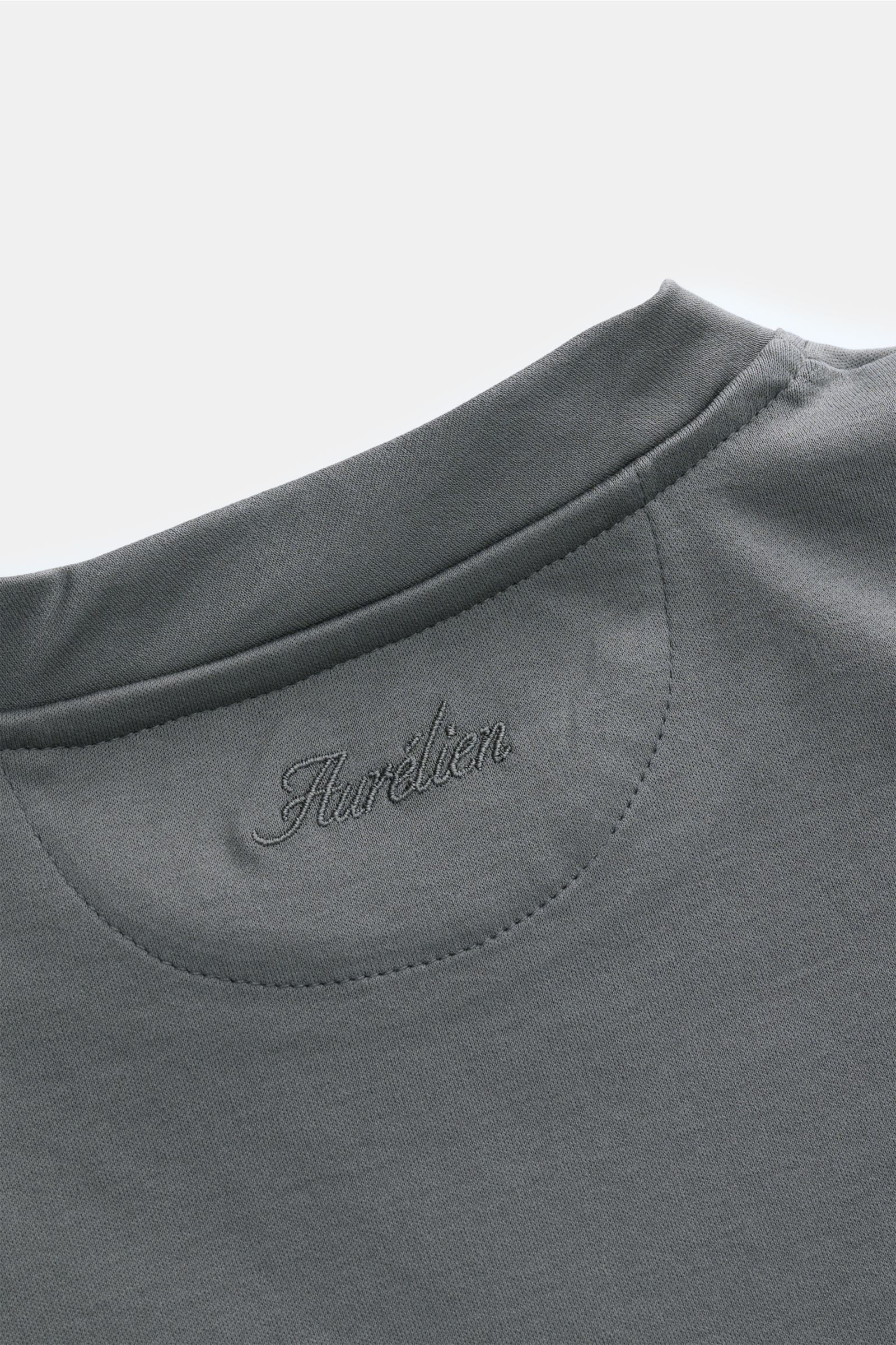 Aurélien Rundhals-T-Shirt dunkelgrau, Rückansicht mit dezentem Logo-Stitching, Slim Fit, Jersey aus ägyptischer Baumwolle, weicher Griff, Rundhalsausschnitt, kurze Saumschlitze.