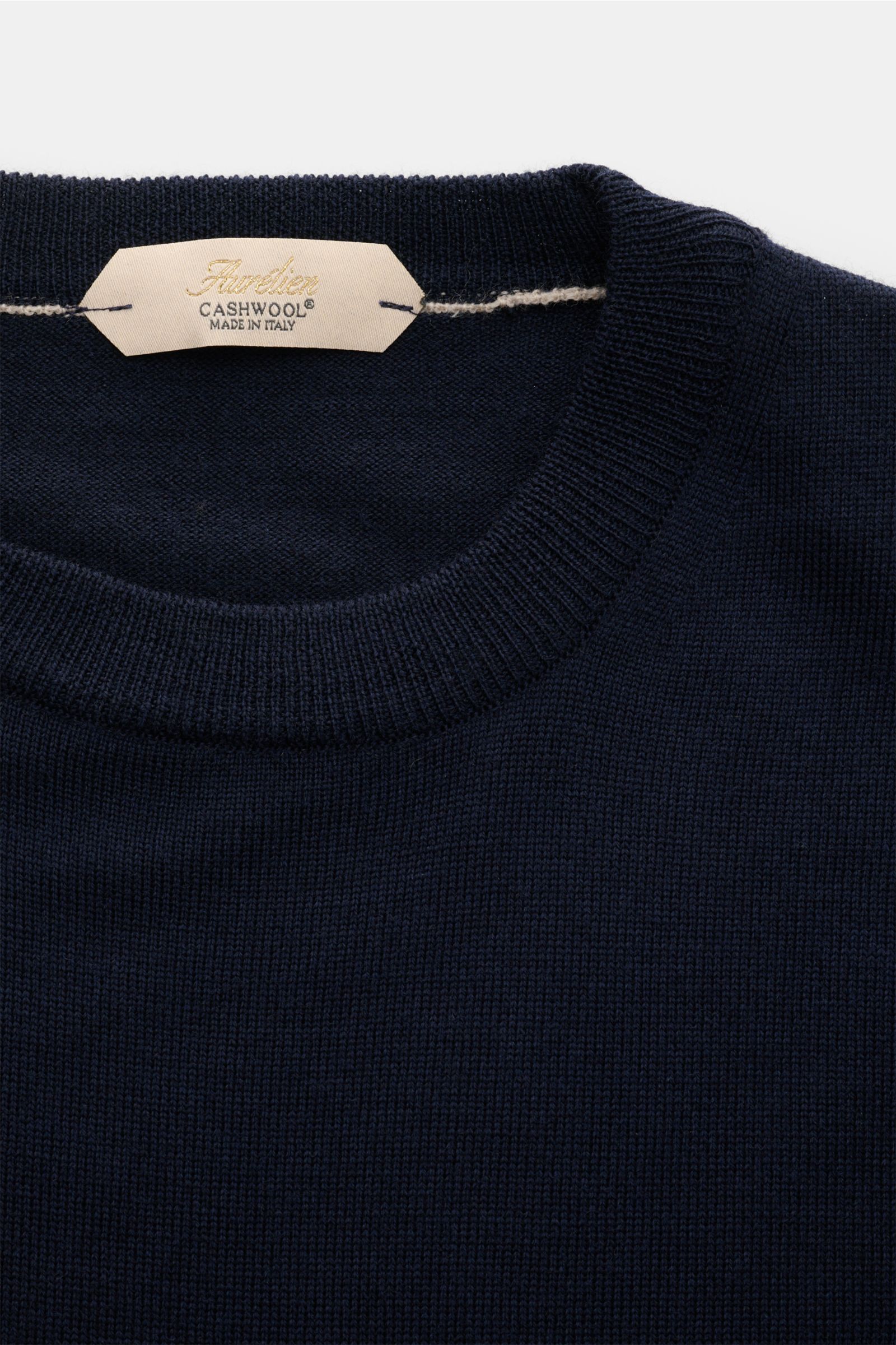 Nahaufnahme von Aurélien Merino Kurzarmpullover navy mit Rundhalsausschnitt, Slim Fit, weichem Griff, Strick aus Merinowolle und Rippbündchen.