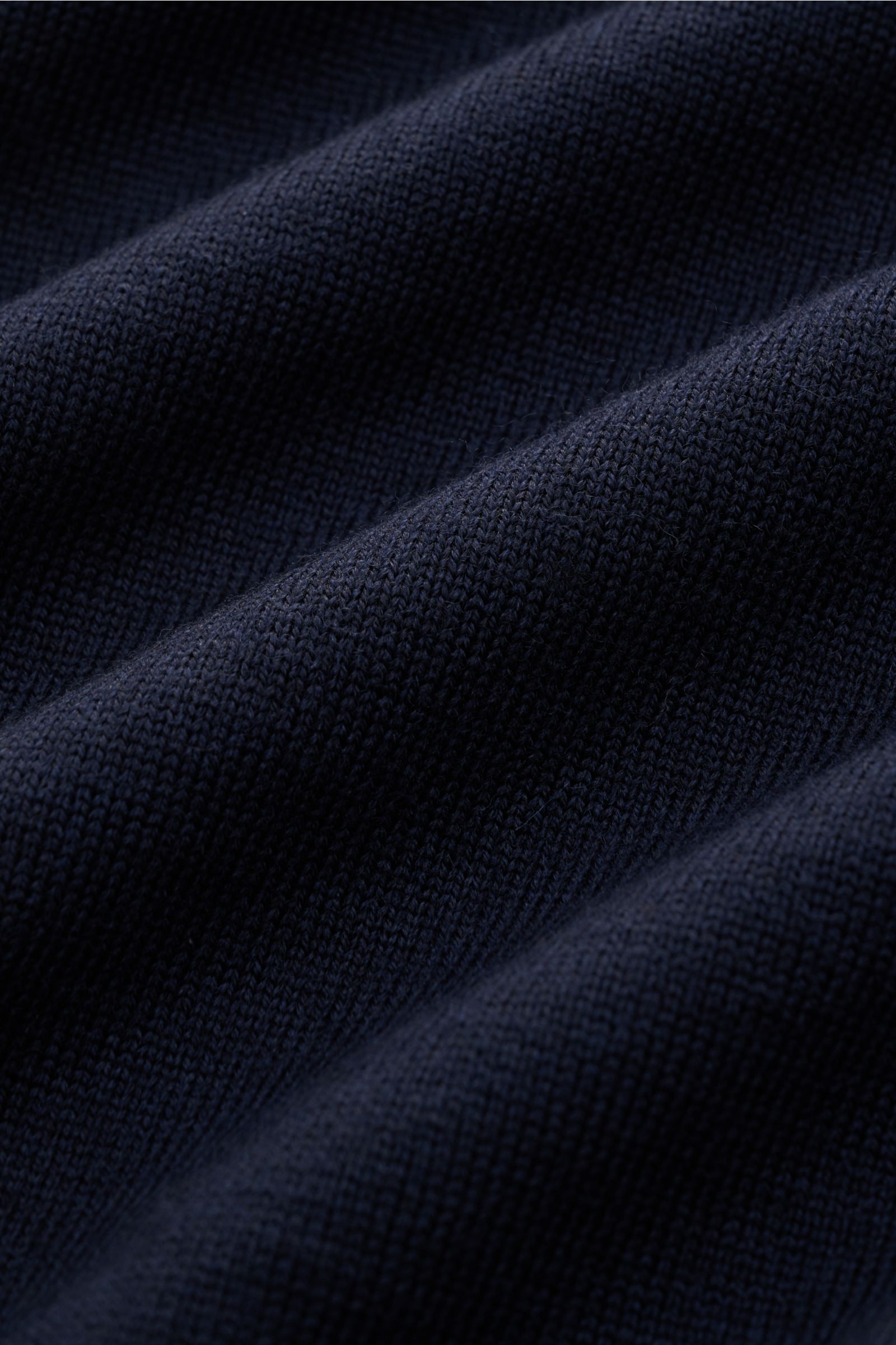 Nahaufnahme des Aurélien Merino Kurzarmpullover navy aus Merinowolle mit weichem Griff, Slim Fit, Rundhalsausschnitt und Rippbündchen.