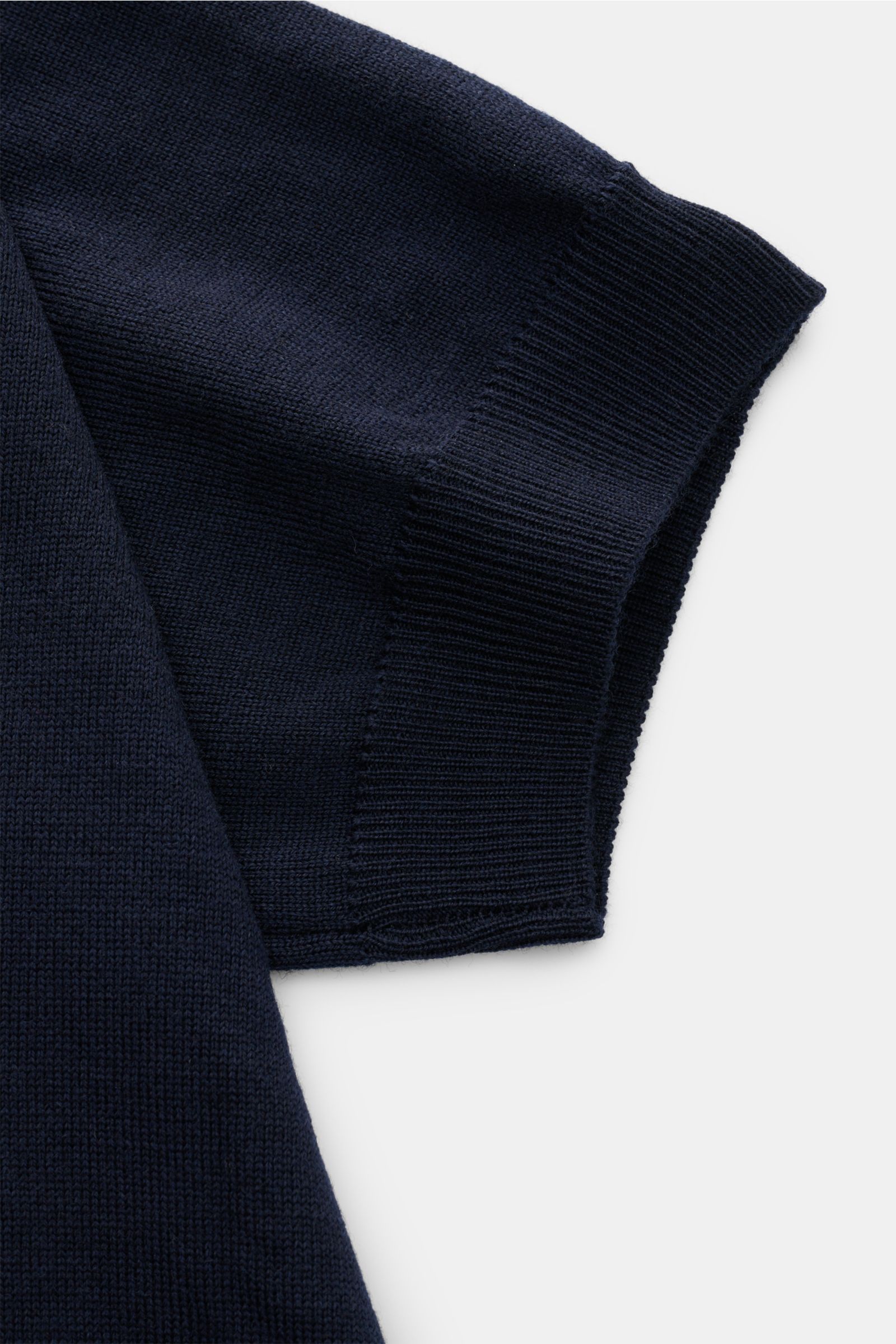 Nahaufnahme des Aurélien Merino Kurzarmpullover navy, Strick aus Merinowolle, weicher Griff, Slim Fit, Rundhalsausschnitt, Rippbündchen, von oben fotografiert.
