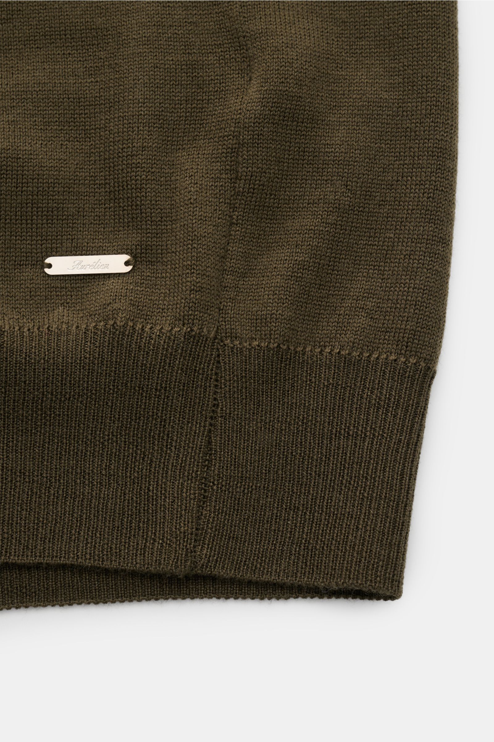 Nahaufnahme des Aurélien Merino Kurzarmpullover oliv, Strick aus Merinowolle, weicher Griff, Slim Fit, Rundhalsausschnitt, Rippbündchen.