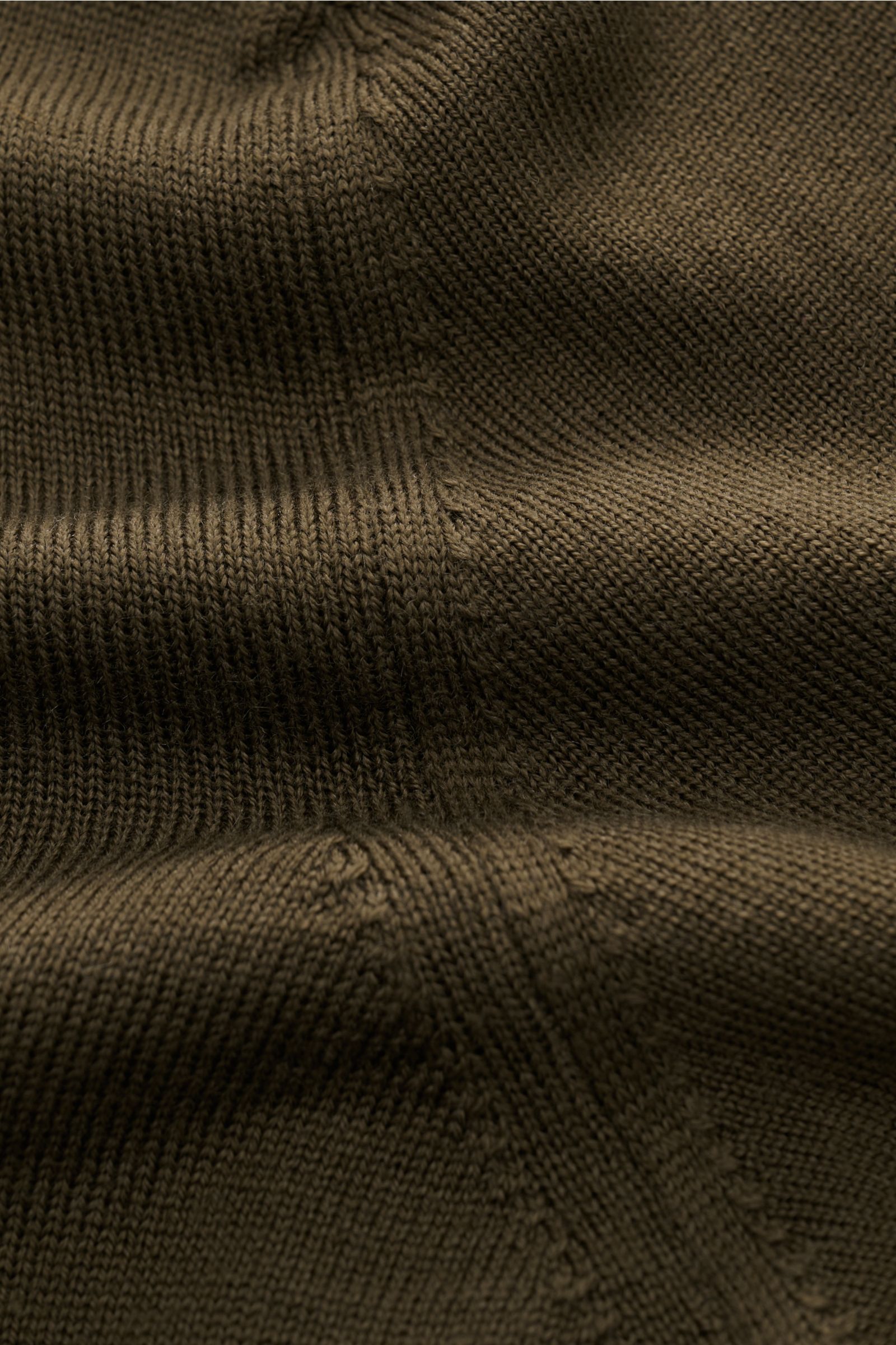 Nahaufnahme des Aurélien Merino Kurzarmpullover oliv, Strick aus Merinowolle, weicher Griff, Slim Fit, Rundhalsausschnitt, Rippbündchen.