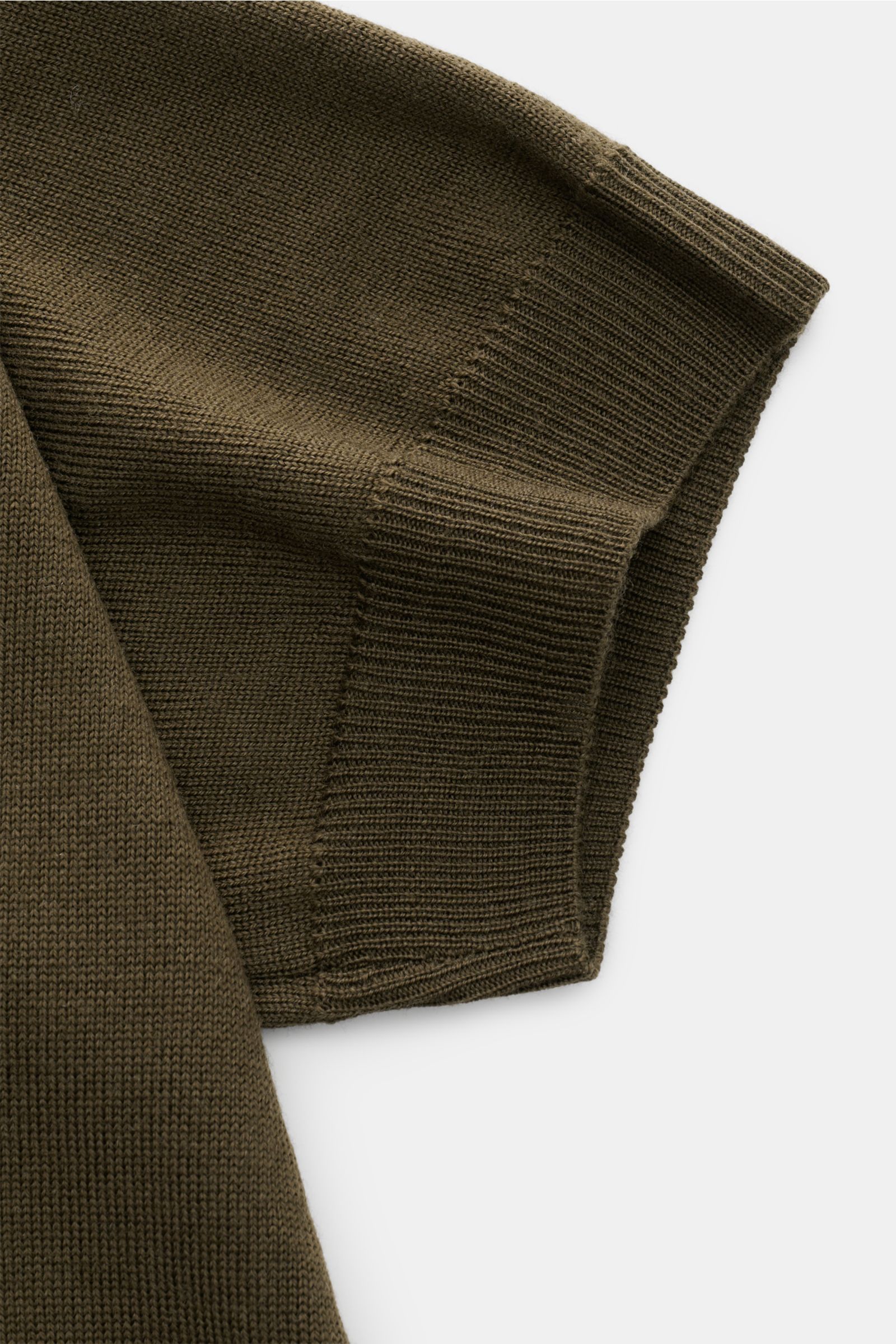 Aurélien Merino Kurzarmpullover oliv, Nahaufnahme von Ärmel und Rippbündchen, Strick aus Merinowolle, weicher Griff, Slim Fit, Rundhalsausschnitt.