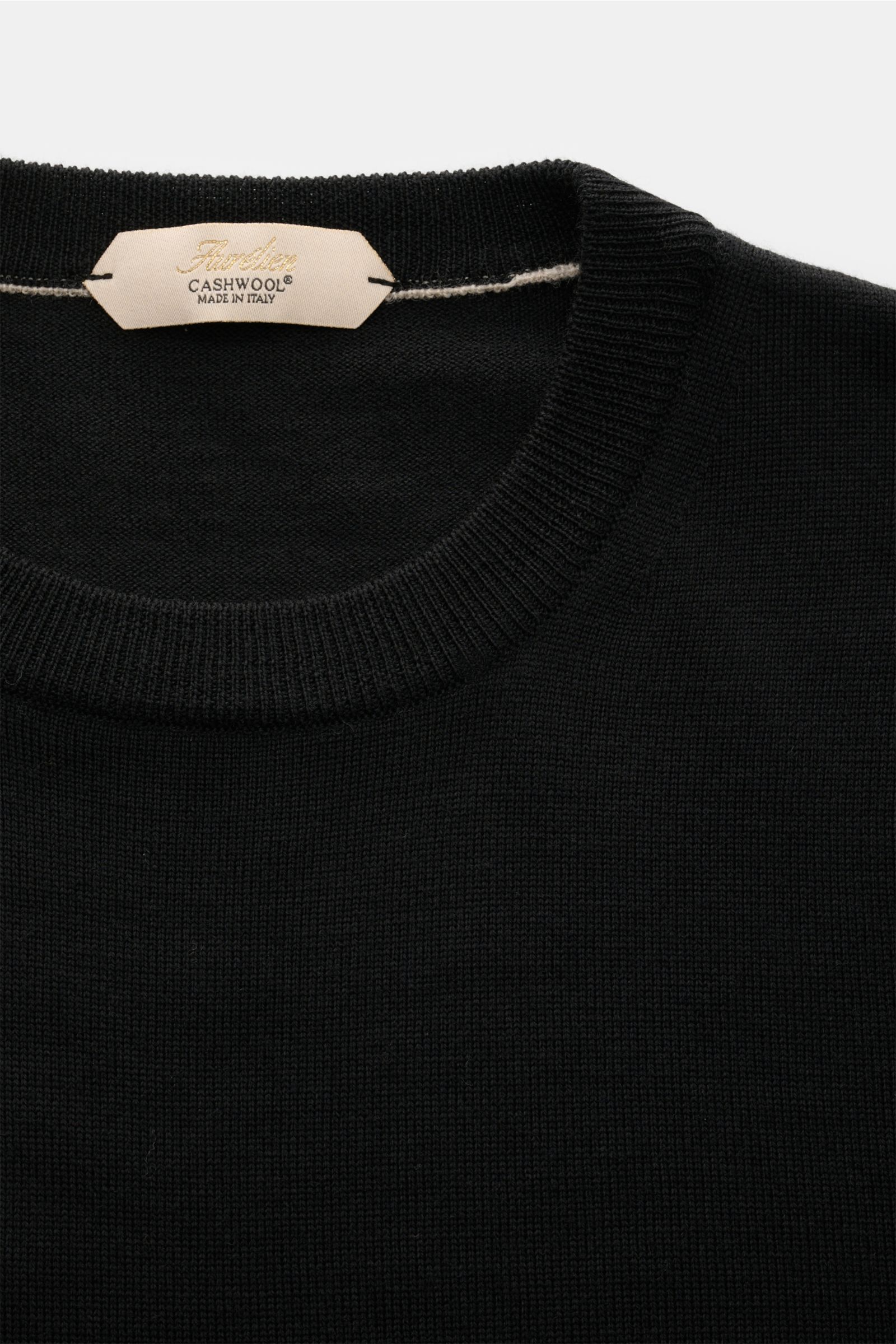 Aurélien Merino Kurzarmpullover schwarz, Nahaufnahme von oben, Strick aus Merinowolle, weicher Griff, Slim Fit, Rundhalsausschnitt, Rippbündchen.