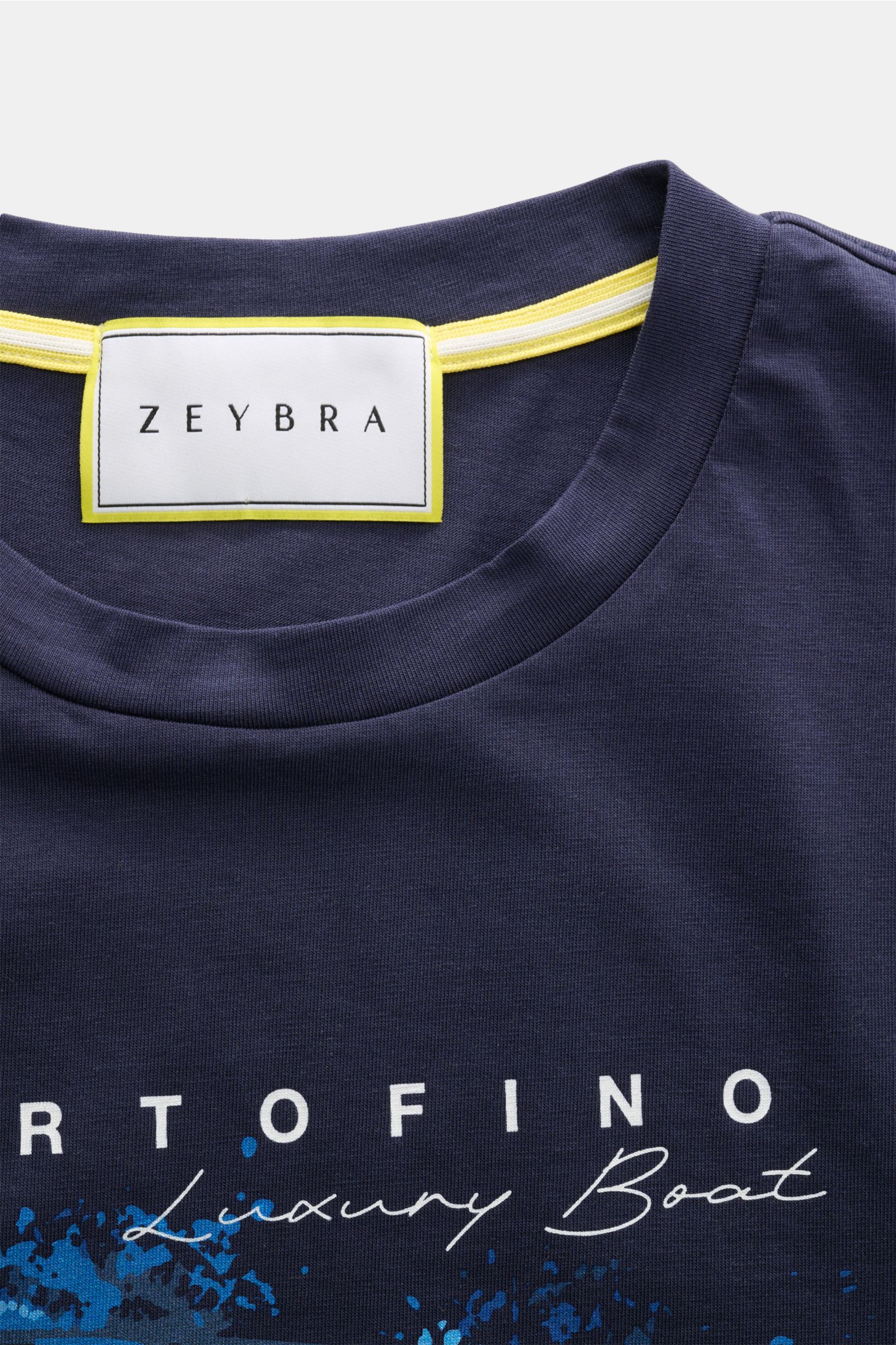 Zeybra Portofino 1962 Rundhals-T-Shirt 'Stampa' navy aus reiner Baumwolle, weicher Griff, Extra Slim Fit, Frontprint, Detailansicht Kragen und Label.