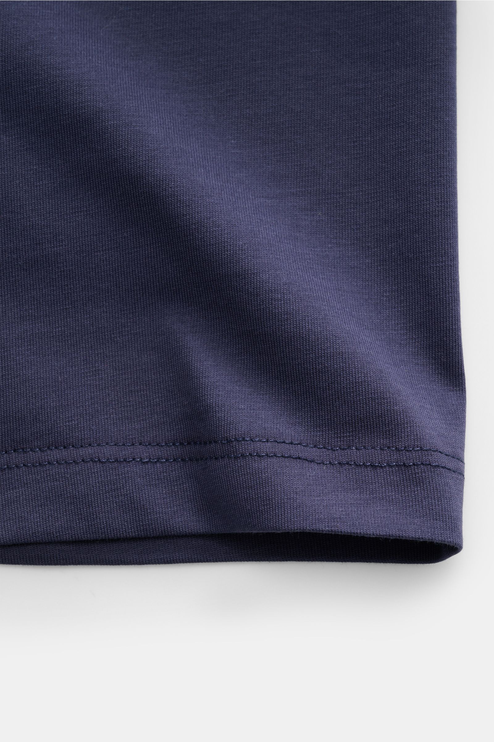 Nahaufnahme des navyfarbenen Zeybra Portofino 1962 Rundhals-T-Shirts 'Stampa' mit feiner Baumwoll-Jersey-Struktur, weicher Griff, Extra Slim Fit, Frontprint nicht sichtbar, fotografiert aus seitlicher Perspektive.