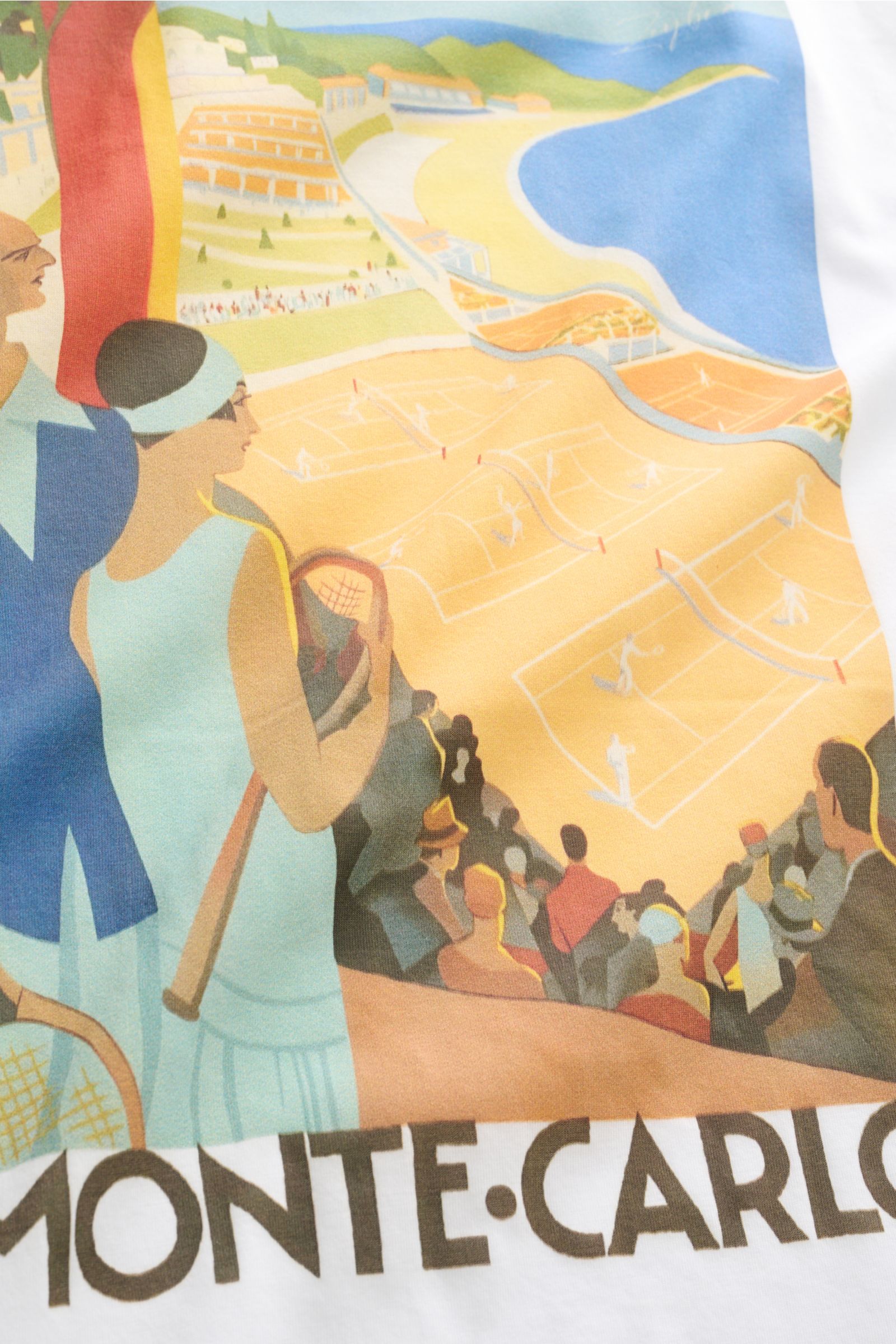 Nahaufnahme des retroesk bedruckten Rückens vom Zeybra Portofino 1962 Rundhals-T-Shirt 'Monte Carlo' weiß aus reiner Baumwolle, fotografiert aus seitlicher Perspektive, zeigt Tennisspieler und Zuschauer am Strand.

Der Inhalt für die Beschreibung:  
Lässi