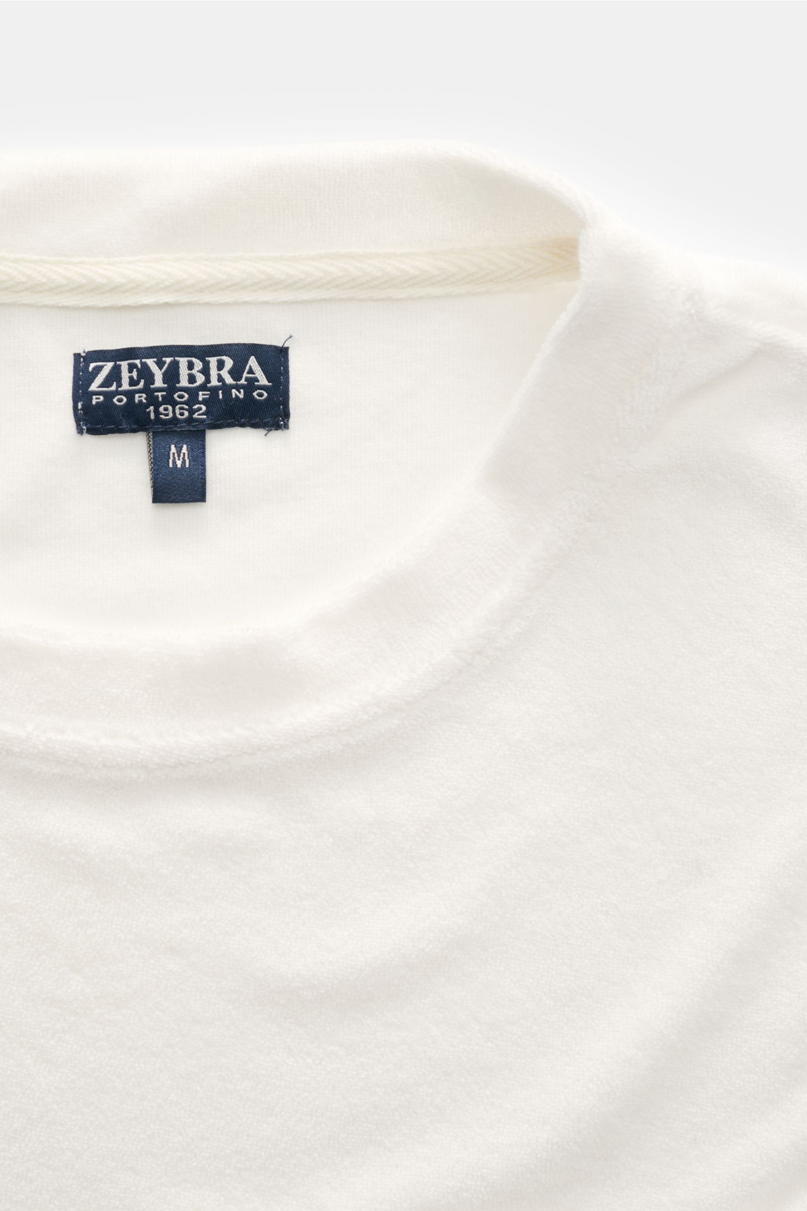 Nahaufnahme des offwhite Zeybra Portofino 1962 Frottee Rundhals-T-Shirts 'Spugna' von oben, weicher Griff, hochwertige Microfaser mit typischer Struktur.