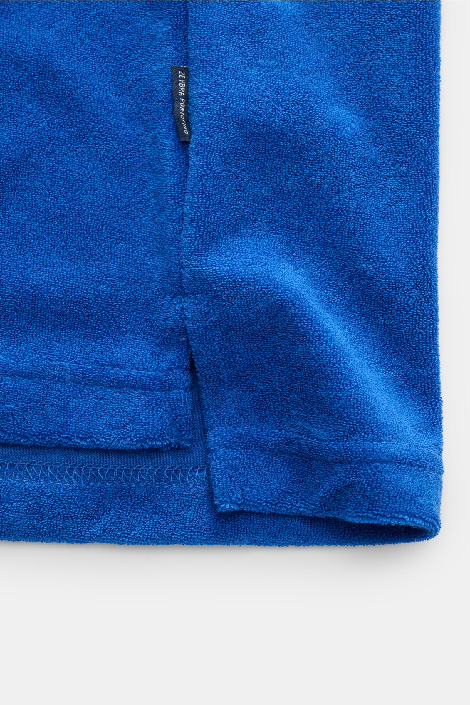 Nahaufnahme des blauen Zeybra Portofino 1962 Frottee Rundhals-T-Shirts 'Spugna' mit weicher Struktur, Brusttasche und Weblabel, fotografiert von vorne.
