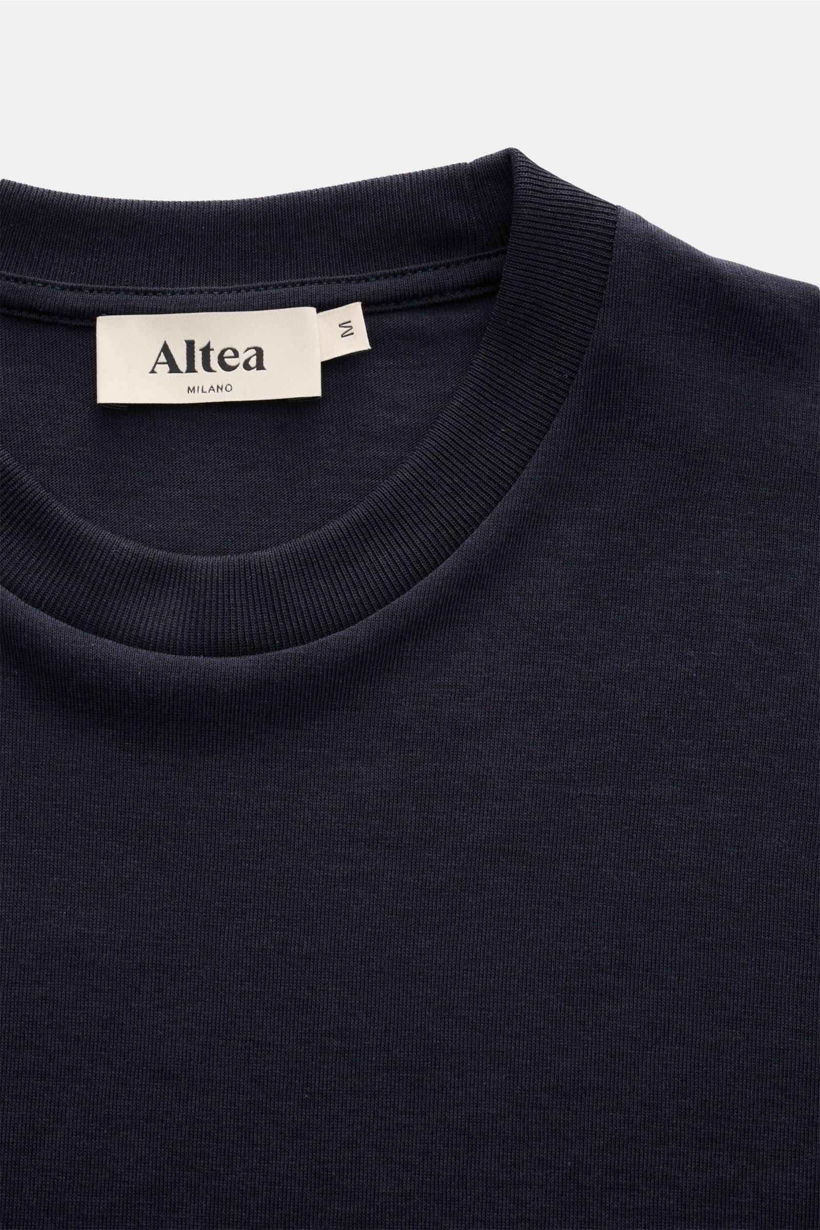 Altea Kurzarmpullover 'Cecil' navy, Detailaufnahme von oben, feiner Lyocell-Baumwoll-Mix, Slim Fit, elastische Rippbündchen, kurze Saumschlitze.